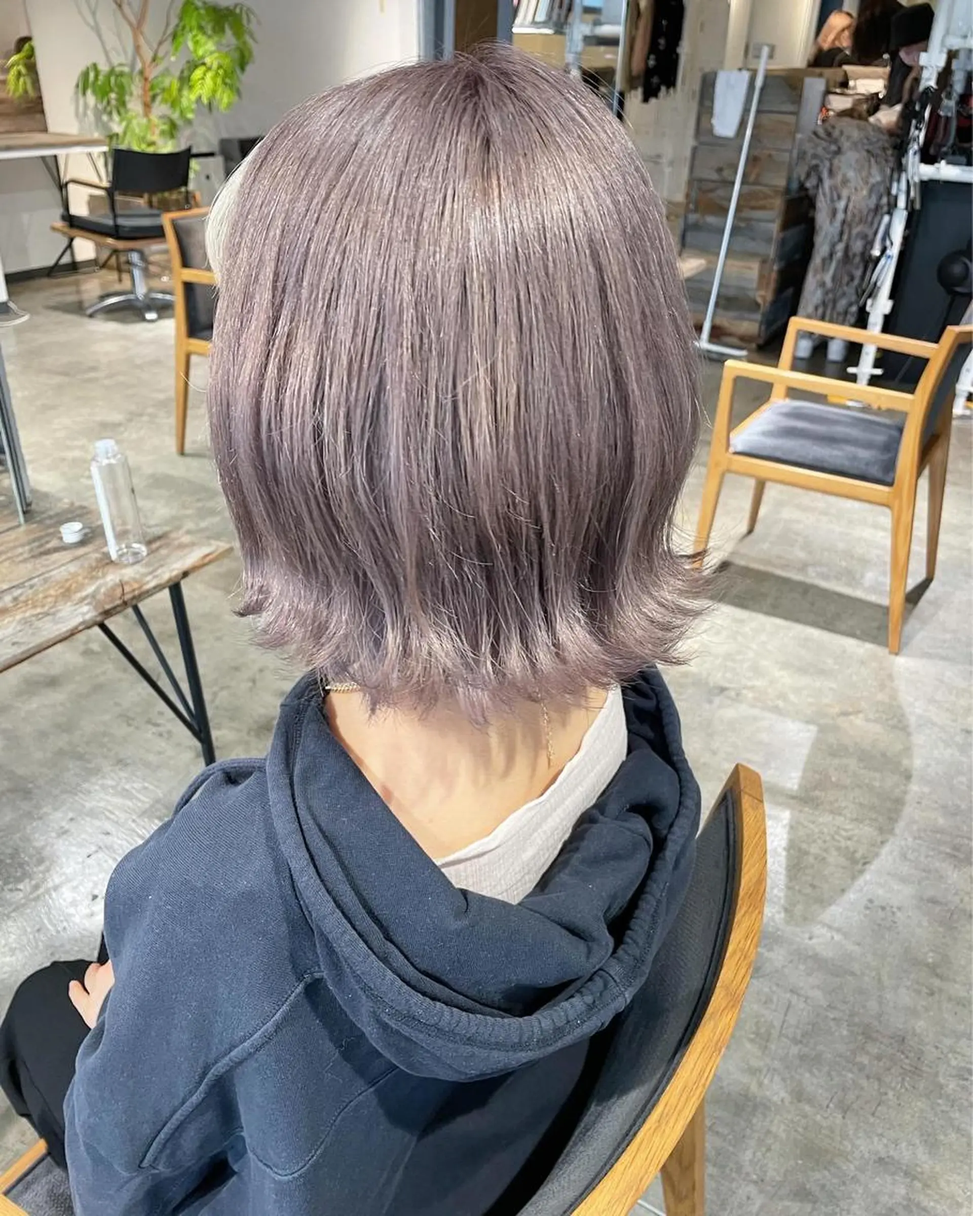 ミディアム カラー シルバー ヘアカラー トリートメント ハイトーン/レイヤー /ケアブリーチ石川治のヘアスタイル
