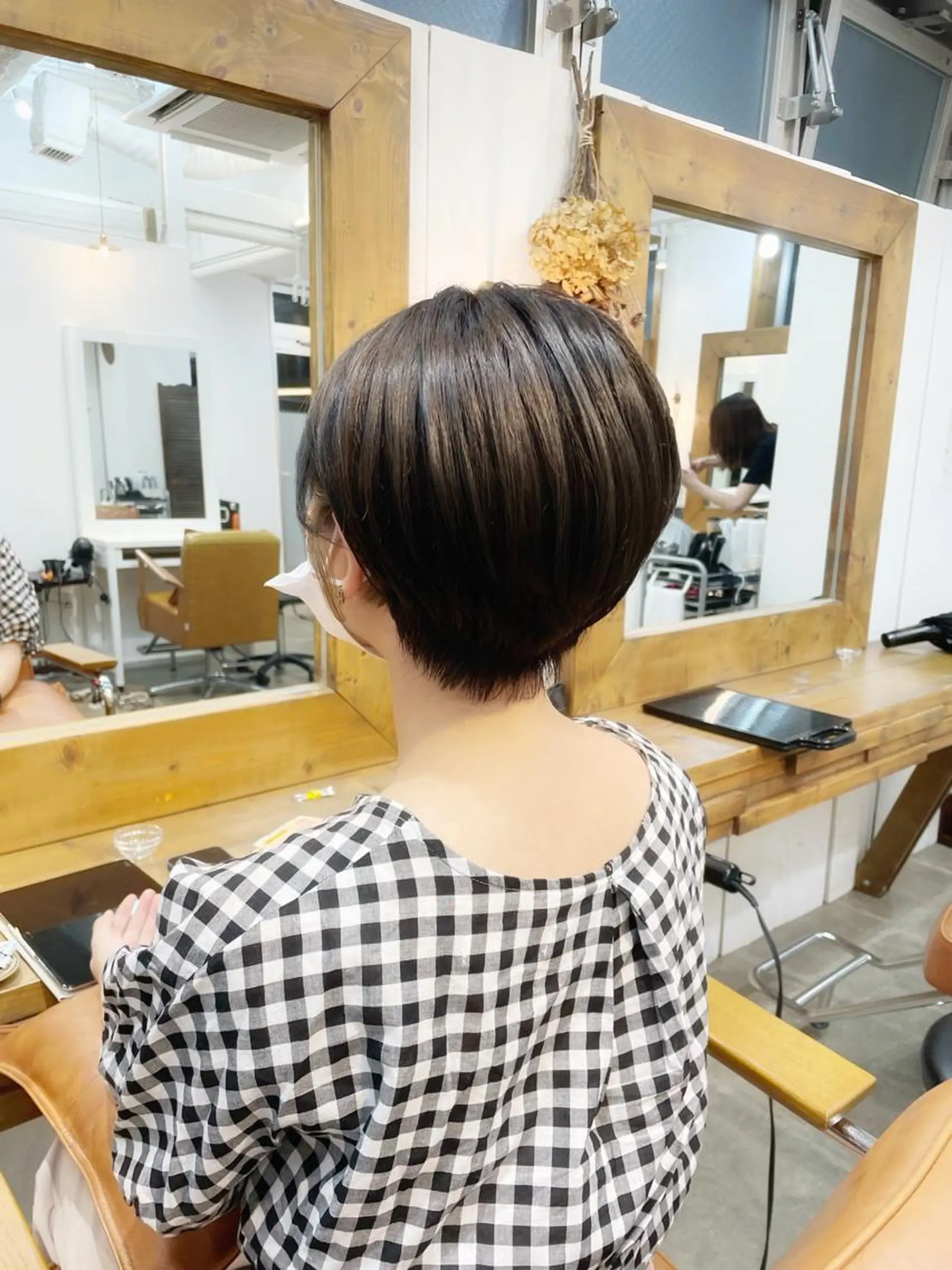 ショート カラー ショートレイヤー 丸みショート グラデーションカラー くびれヘア くせ毛 カット ヘアカラー トリートメント newline銀座所属・銀座ショート/ 大人ショート/金子涼のヘアスタイル
