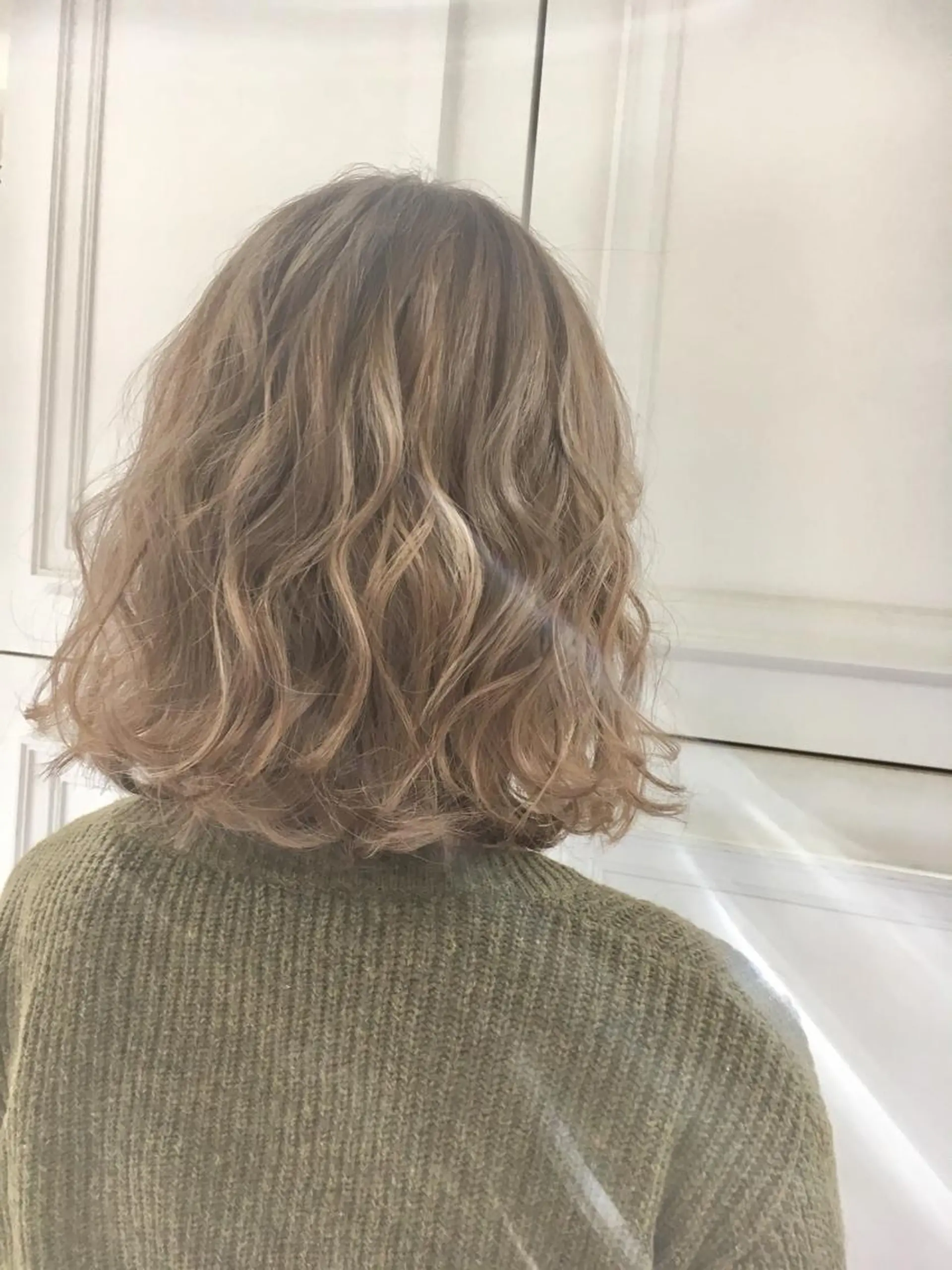 ミディアム イエローカラー ボブ ハイライト fukuyasu rikaのヘアスタイル