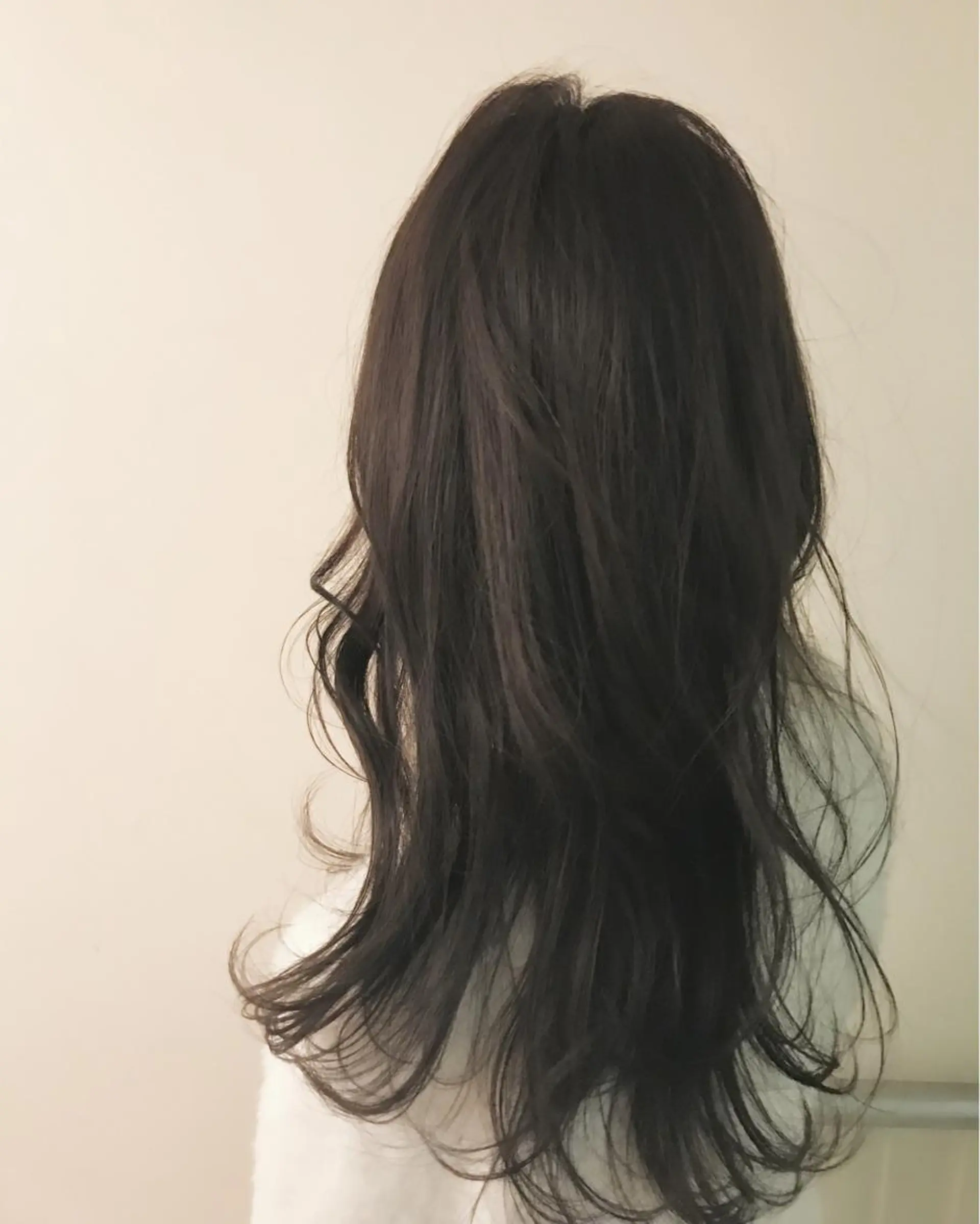 ミディアム カラー ダークグレー ダークグレージュ グレージュ ヘアカラー トリートメント AILEE所属・ウルフカット レイヤーカット上柿のヘアスタイル