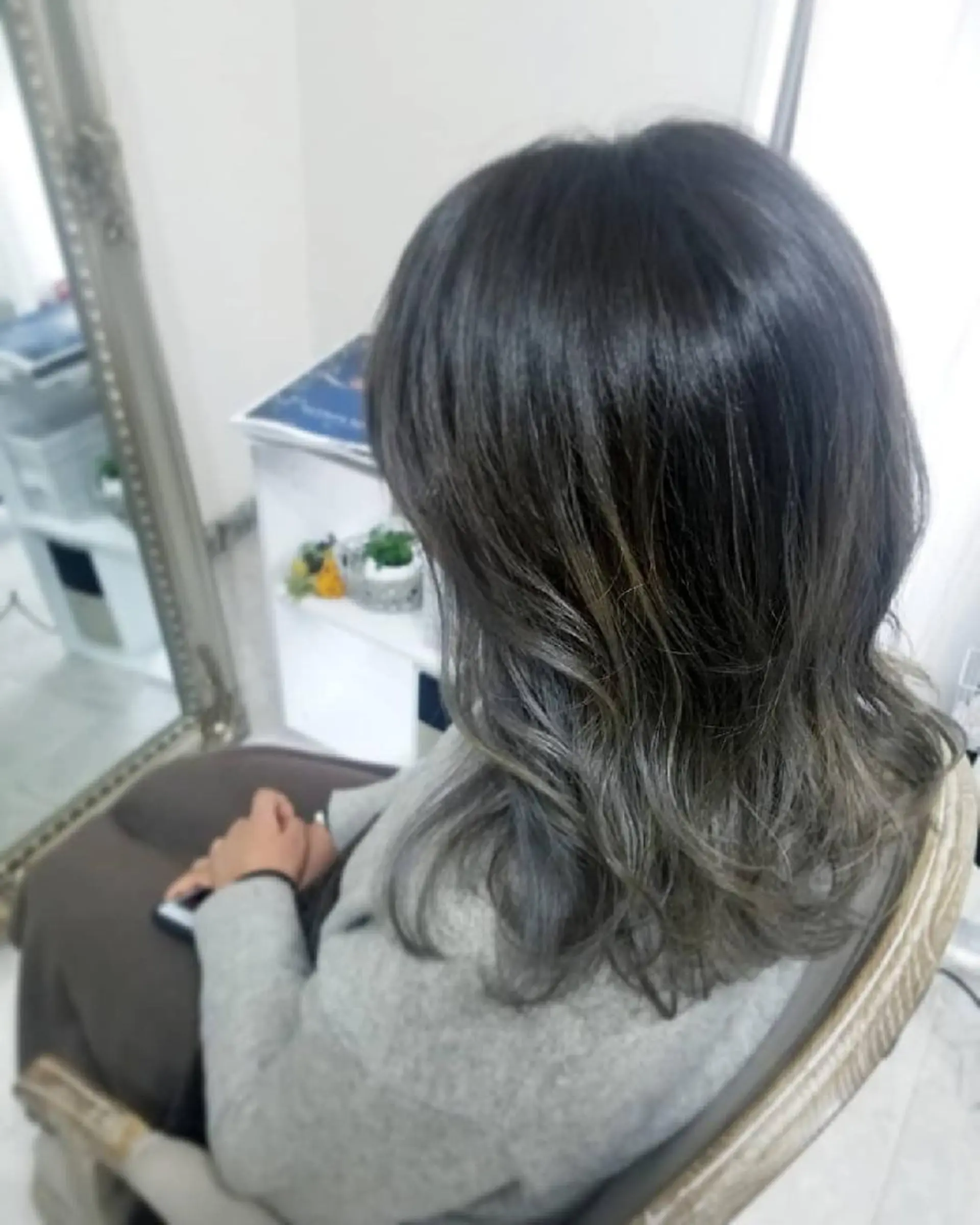セミロング カラー アッシュ グラデーションカラー グレージュ ハイライトカラー 外国人風カラー See by merのマツエク・マツパデザイン