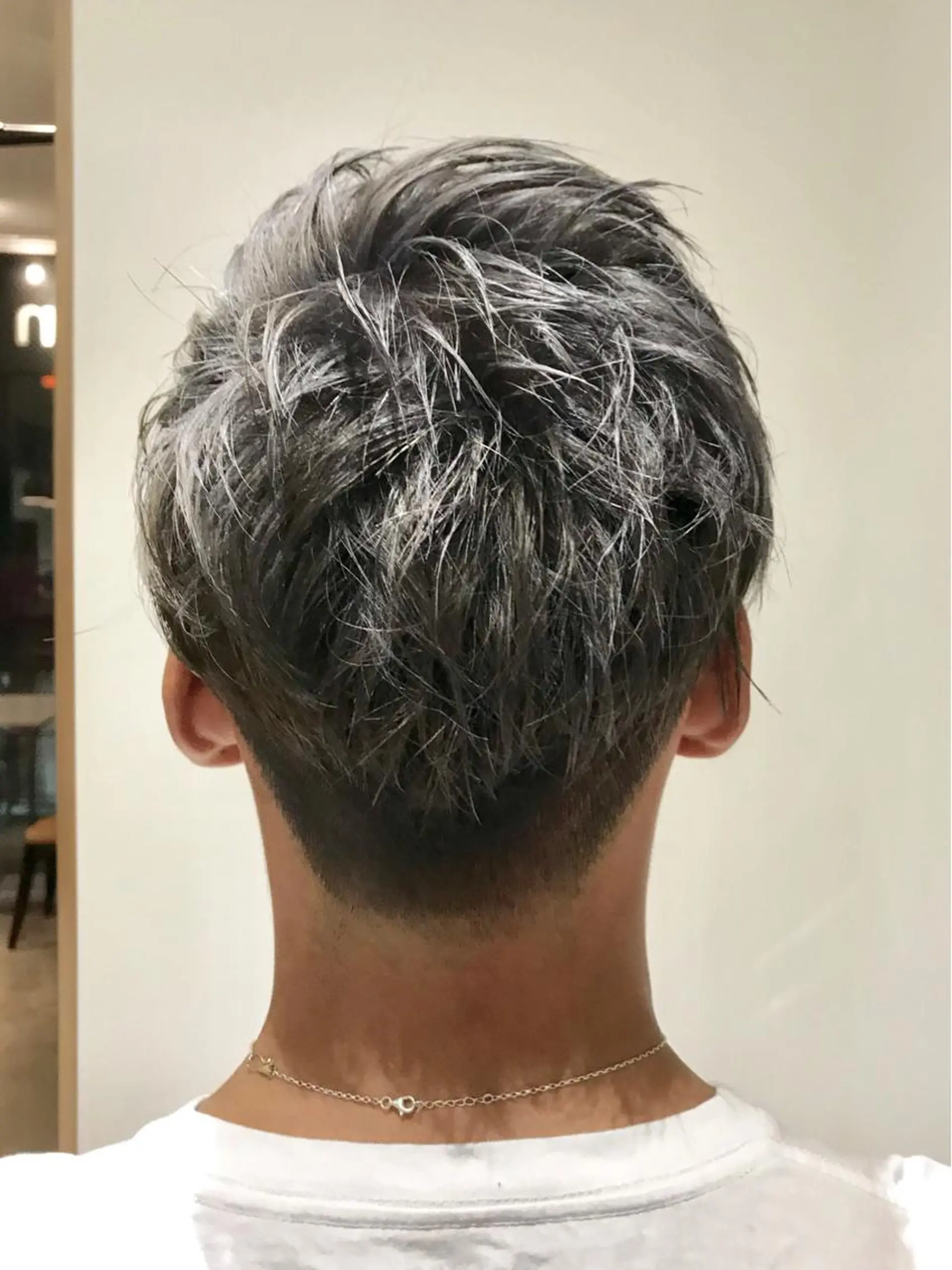 ショート カラー ブリーチ ブルーカラー シルバー ヘアカラー KEN KENのヘアスタイル