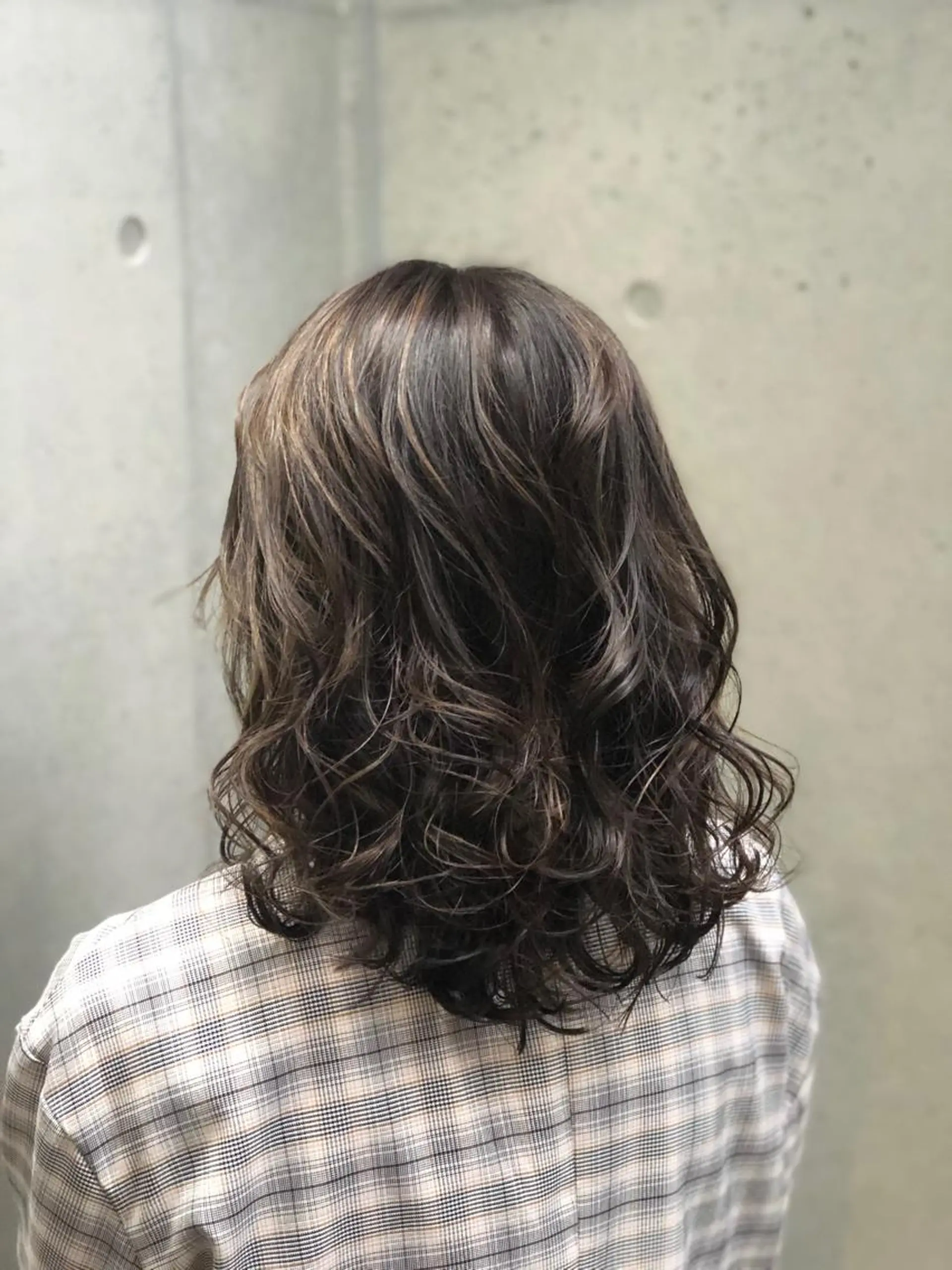 ミディアム カラー アッシュ ベージュカラー ハイライトカラー ハイライト 本物のブリーチ縮毛 /デサキショウヘイのヘアスタイル