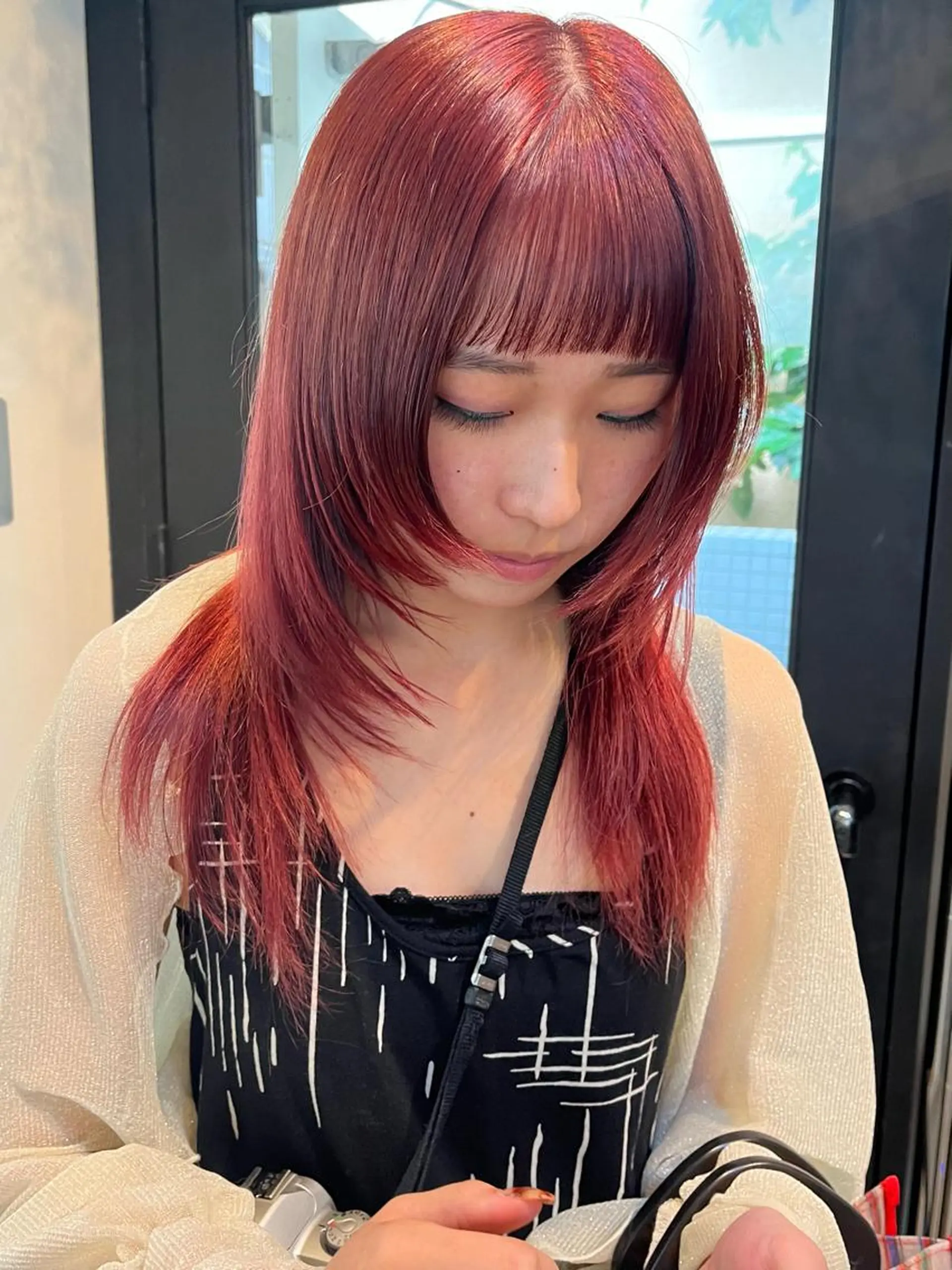 ロング カラー レッドカラー レイヤーカット シャギー カット ヘアカラー Airi 韓国🫧 レイヤーカットのヘアスタイル
