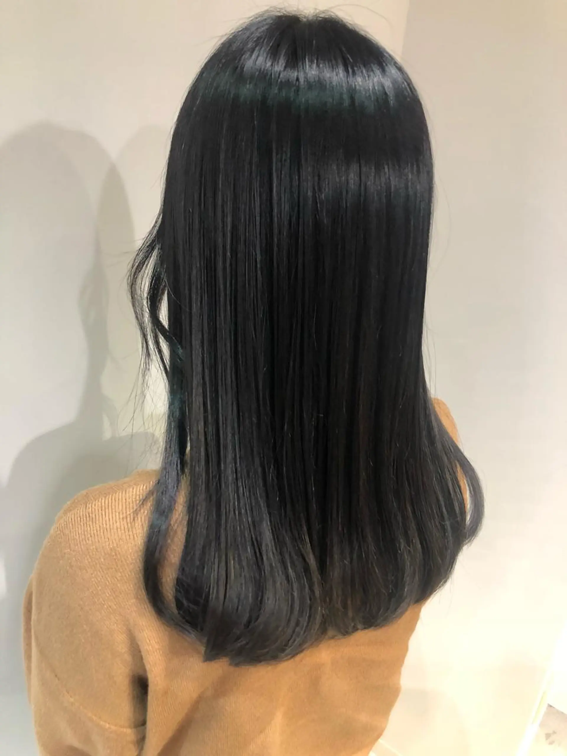 セミロング カラー ブリーチ ネイビーカラー シルバー カット 縮毛矯正 トリートメント scene.池袋所属・scene. haraのヘアスタイル