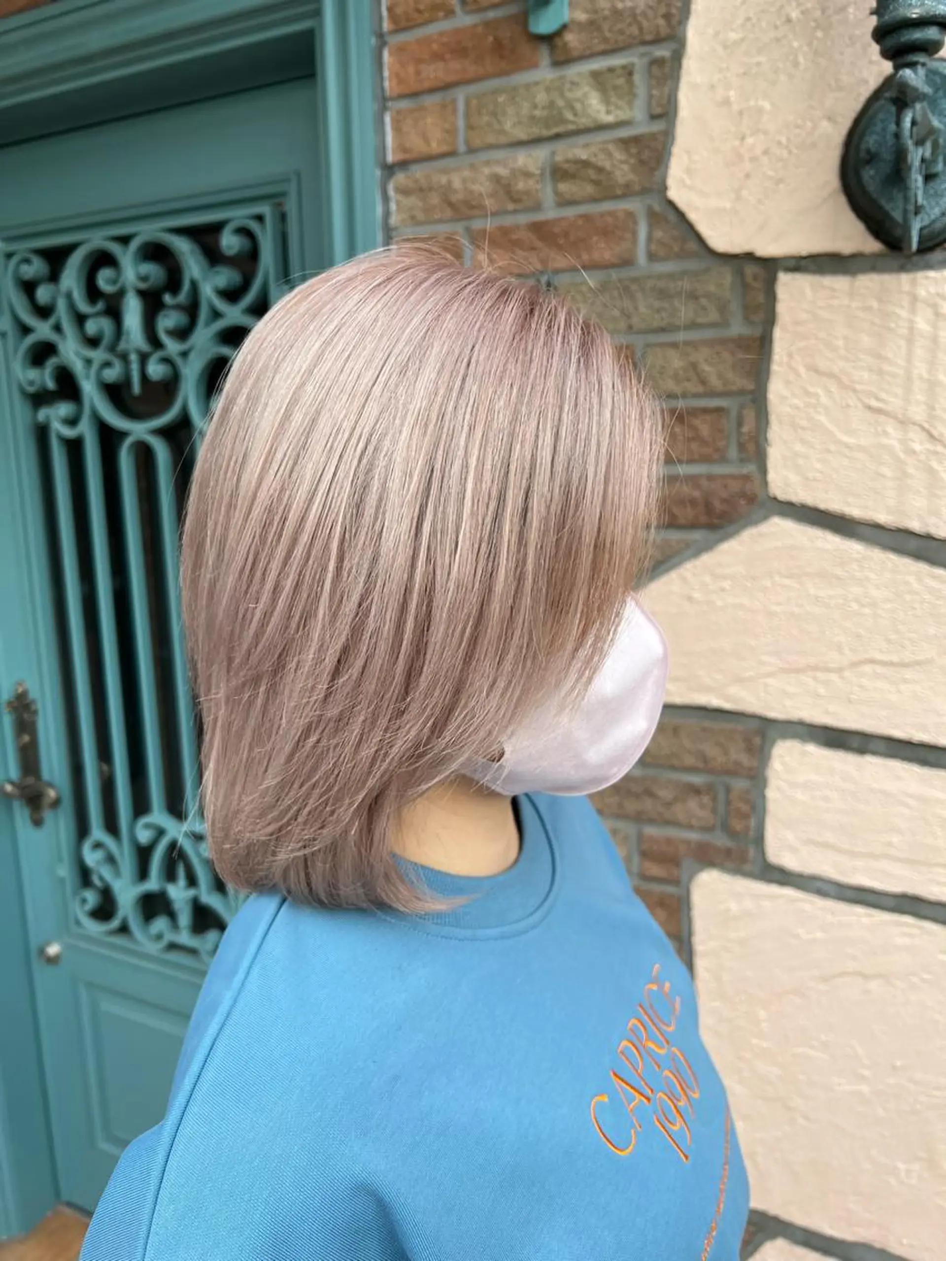 ミディアム カラー ベージュカラー ミルクティーベージュ ボブ カット ヘアカラー トリートメント TOMOYAレイヤー ブリーチ縮毛矯正のヘアスタイル