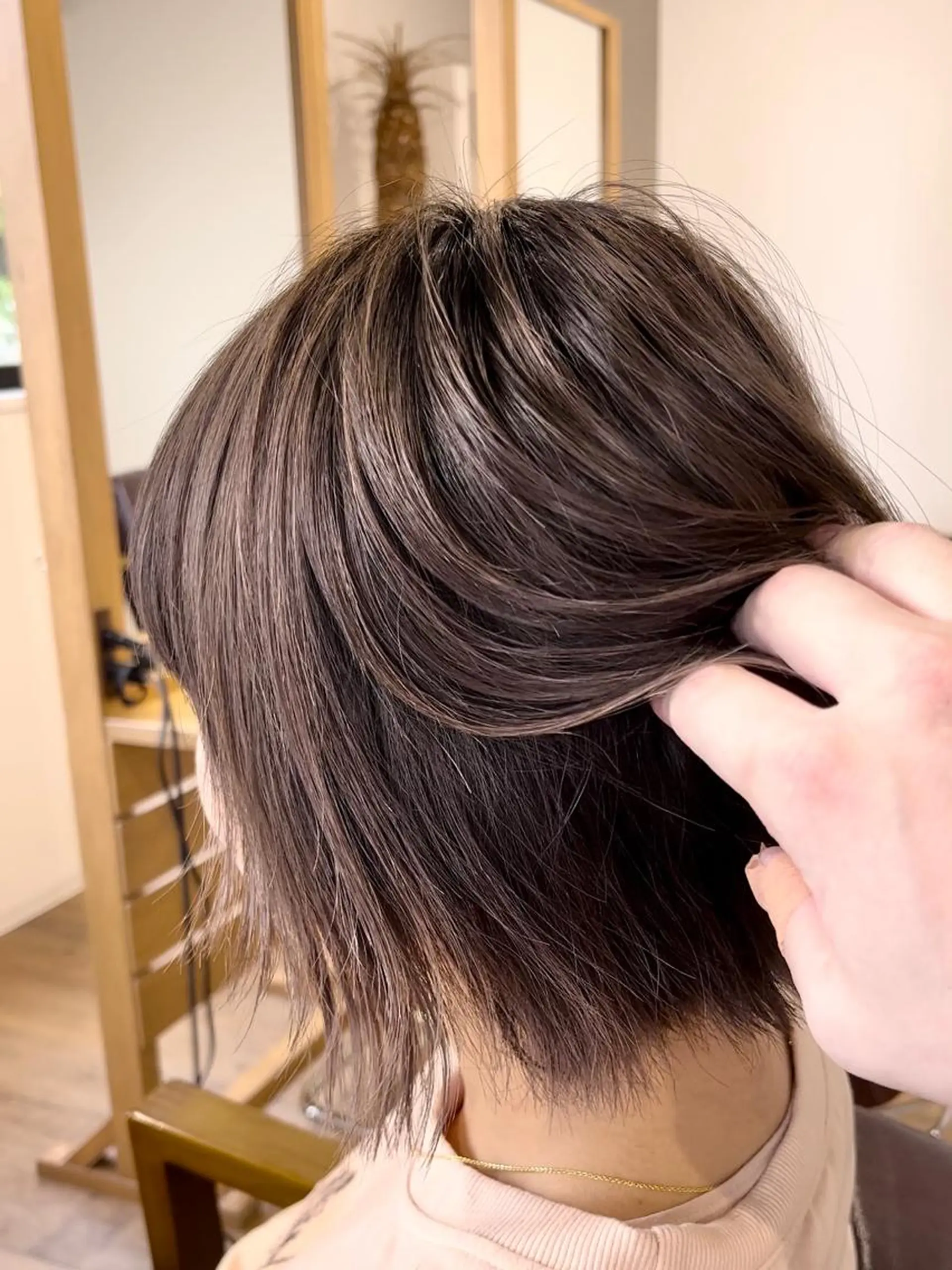 ショート カラー バレイヤージュ ベージュカラー ブリーチ レイヤーカット トリートメント ヘアカラー KIZU 髪質改善 オカルト怪談のヘアスタイル