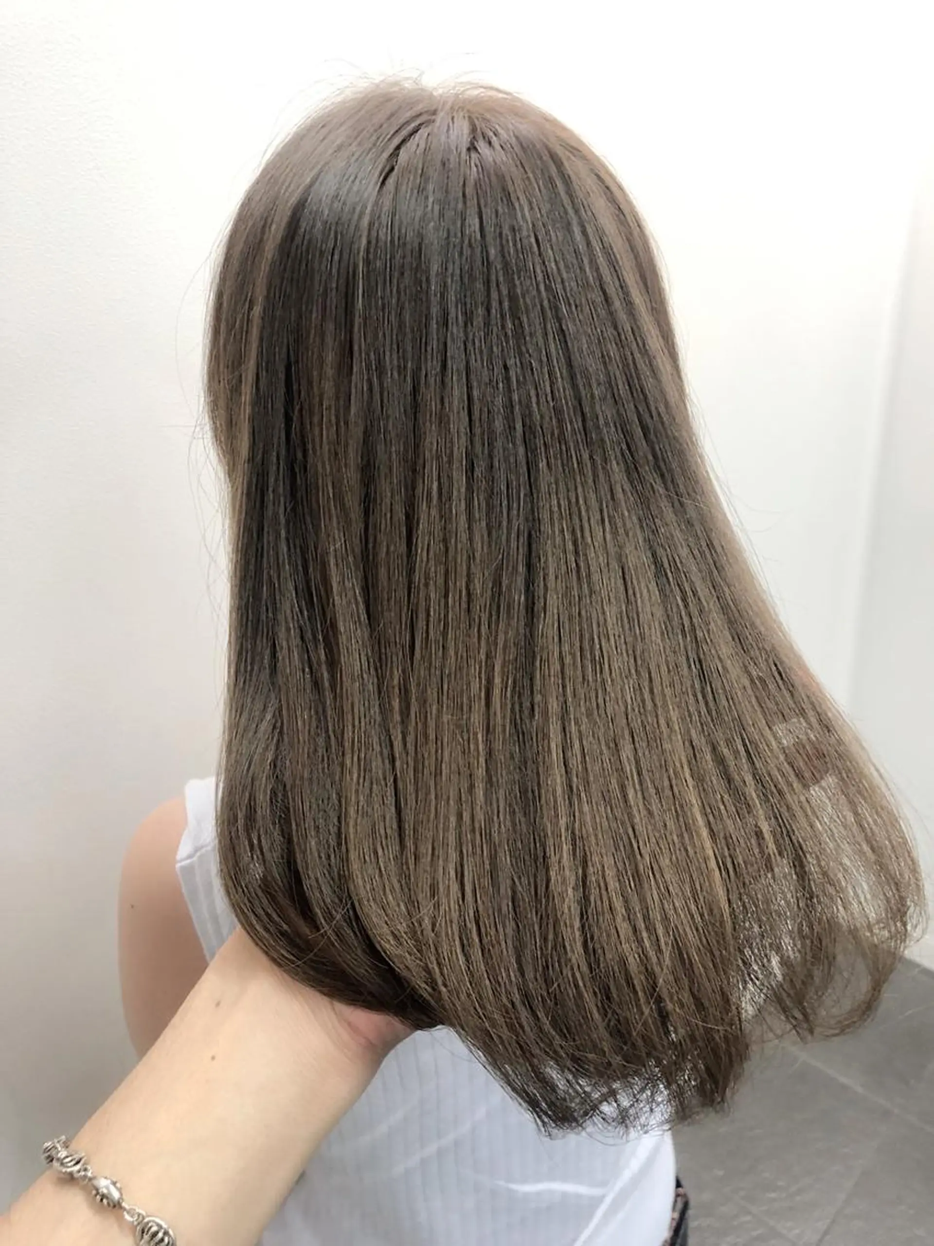カラー アディクシーカラー アッシュ アッシュグレー トップスタイリスト Yamato.hのヘアスタイル