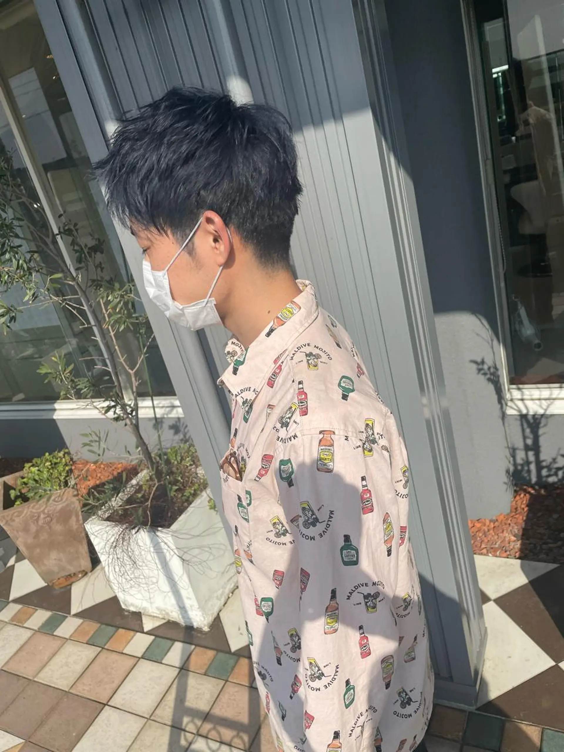 カラー メンズ メンズブリーチ 黒髪 ブリーチ ブルーカラー ブルーブラック カット ヘアカラー 佐々木 麻純のヘアスタイル