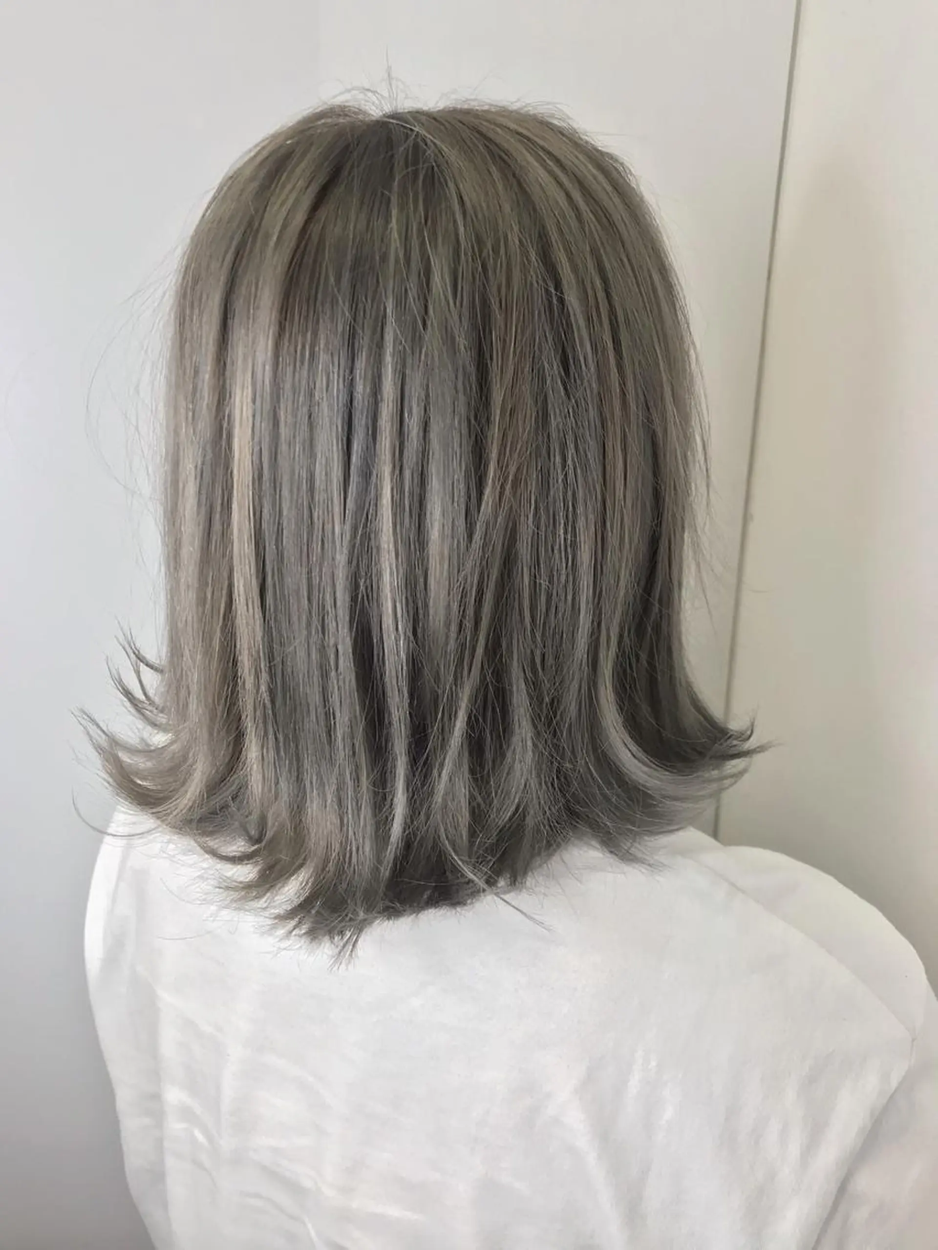 ショート カラー ベージュカラー ブリーチ シルバー シルバーベージュ ヘアカラー Blue hair lau所属・中川 仁のヘアスタイル
