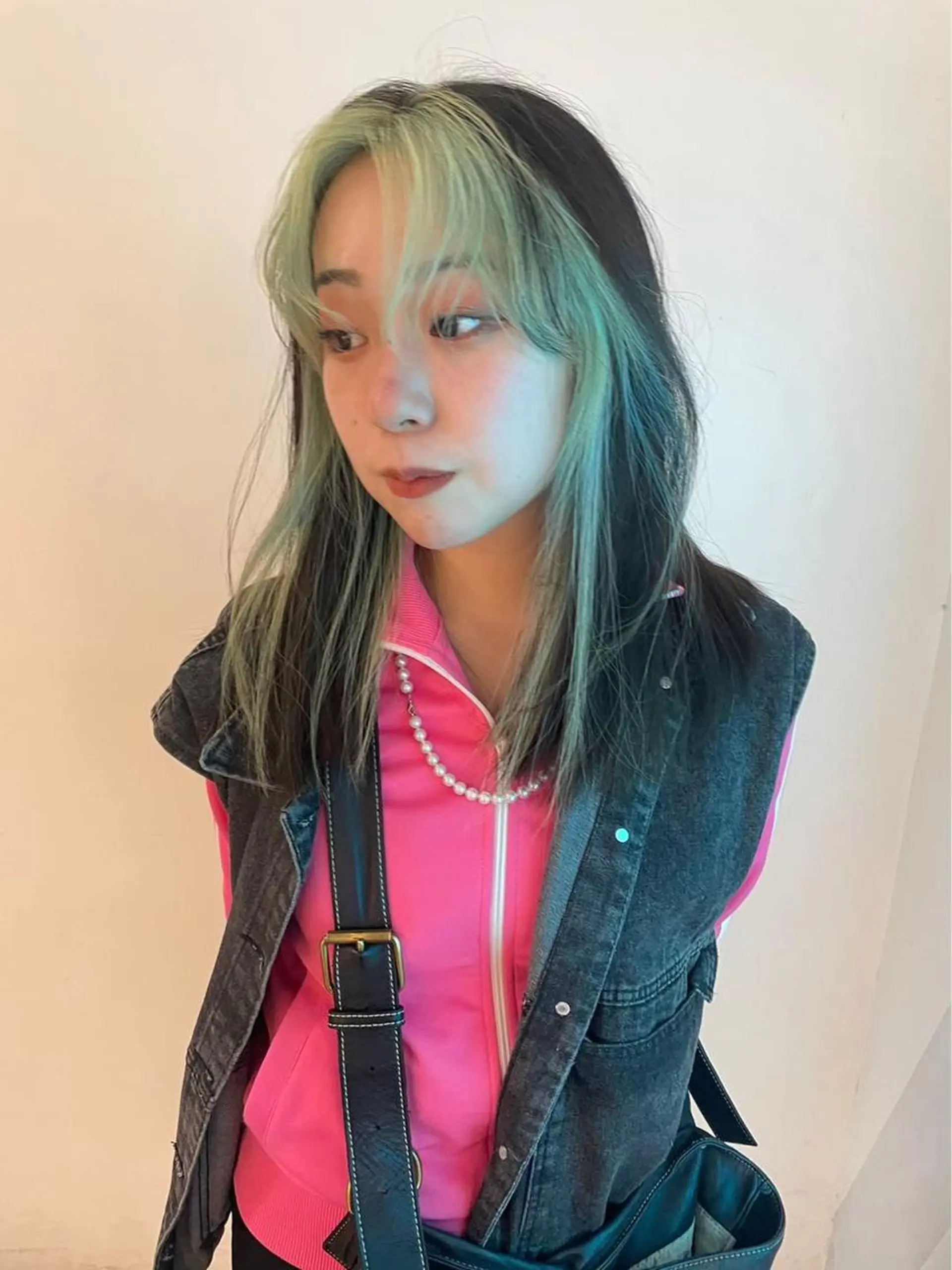 ロング カラー ベージュカラー 黒髪 ブリーチ ブルーカラー ブルーブラック 似合わせカット パーマ/コトミ🐸のヘアスタイル