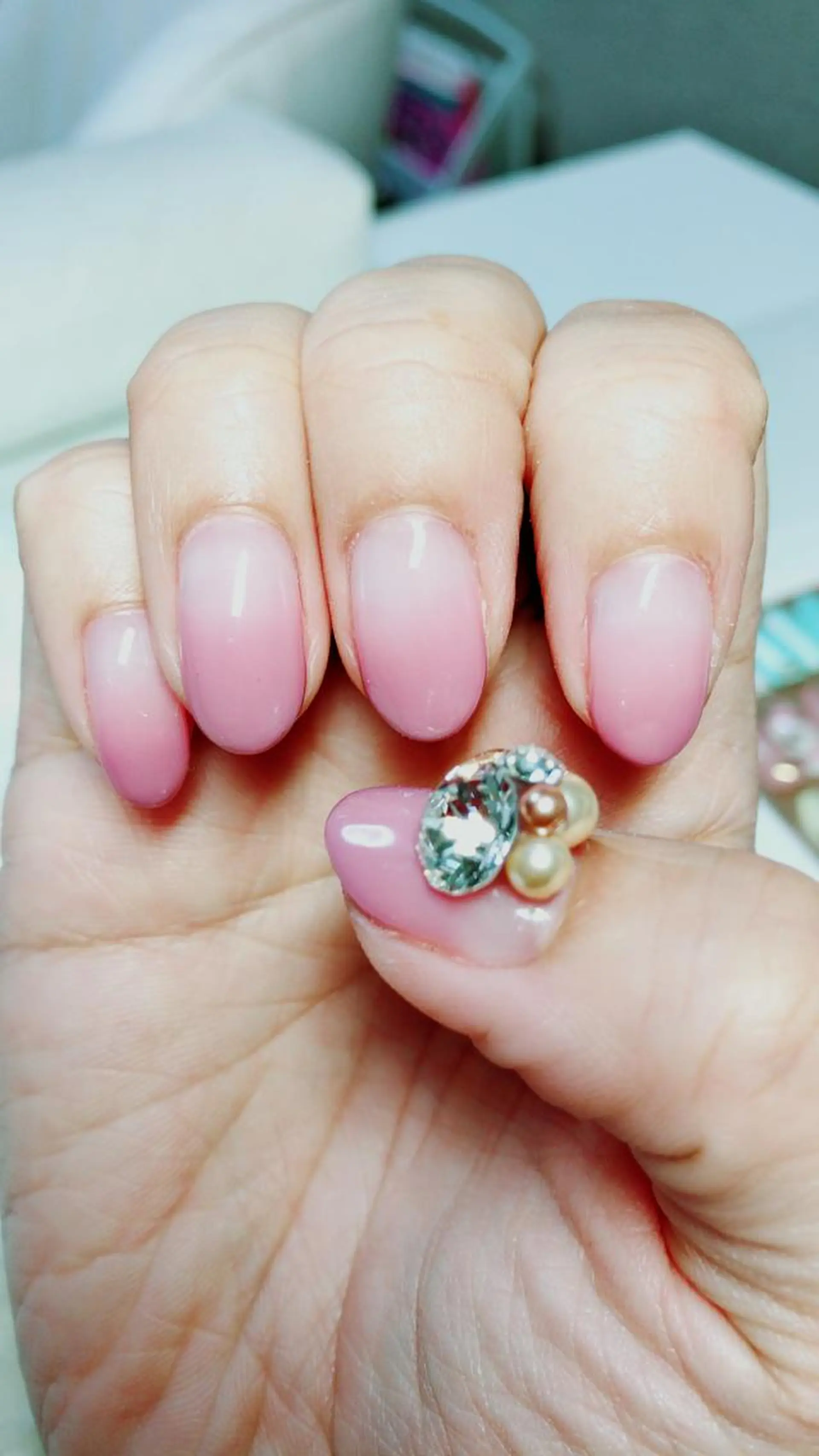 ネイル グラデーション ストーンネイル ハンドネイル Nail salon Three R所属・ネイルサロン Three   R.のエステ・リラクイメージ