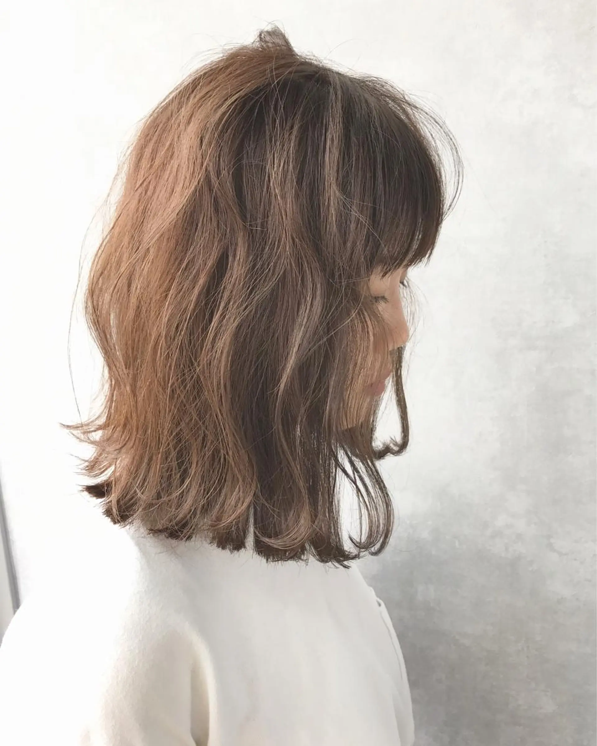 ショート カラー ベージュカラー TOMOYAレイヤー ブリーチ縮毛矯正のヘアスタイル