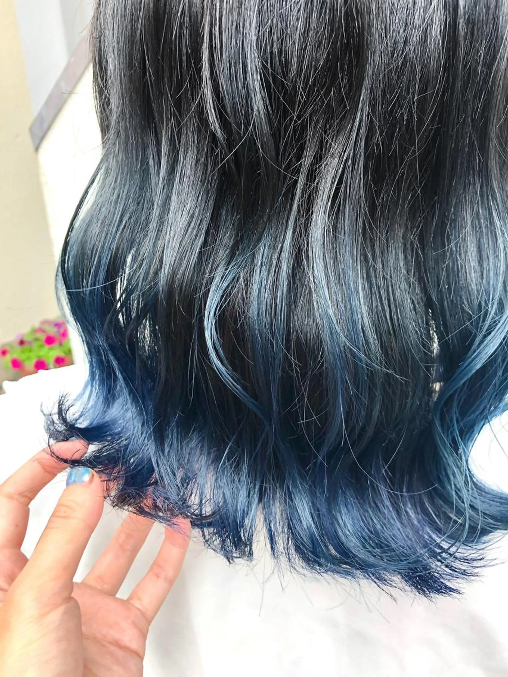 ミディアム カラー ブリーチ ブルーカラー ダブルカラー グラデーションカラー インナーカラー/推し アニメカラー/ウルフのヘアスタイル