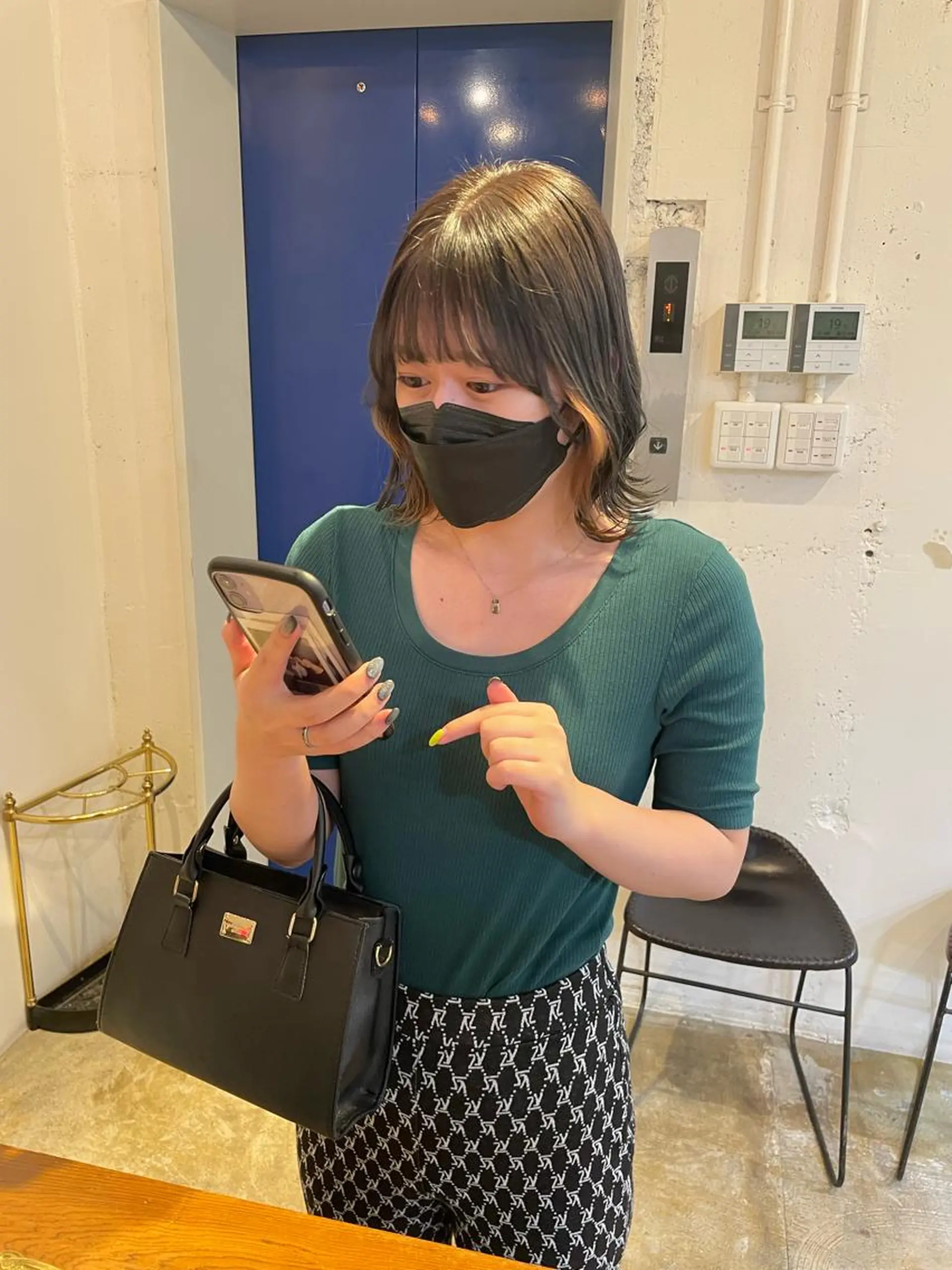 ミディアム カラー ベージュカラー ブリーチ グレージュ オリーブグレージュ オリーブグレー ヘアカラー トリートメント MIOベージュカラー 柔らかいカラーのヘアスタイル