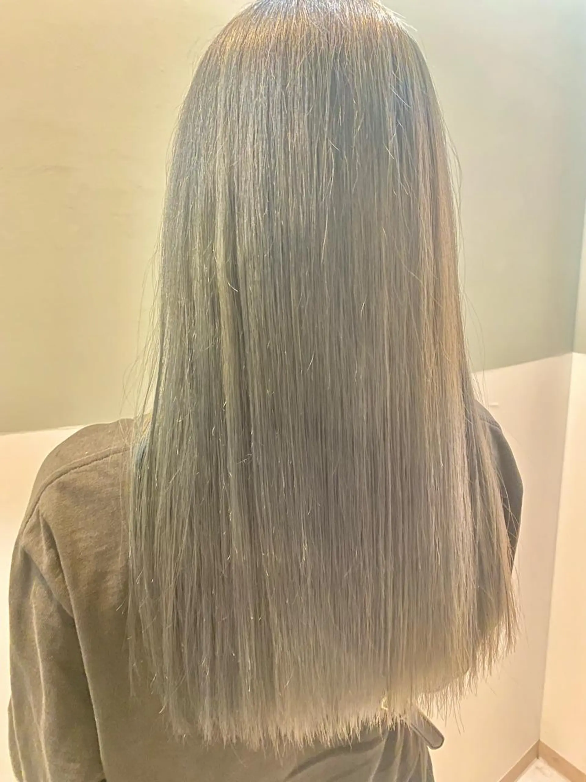 ロング カラー アッシュ ブリーチ シルバー シルバーアッシュ miku/ 透明感カラーのヘアスタイル