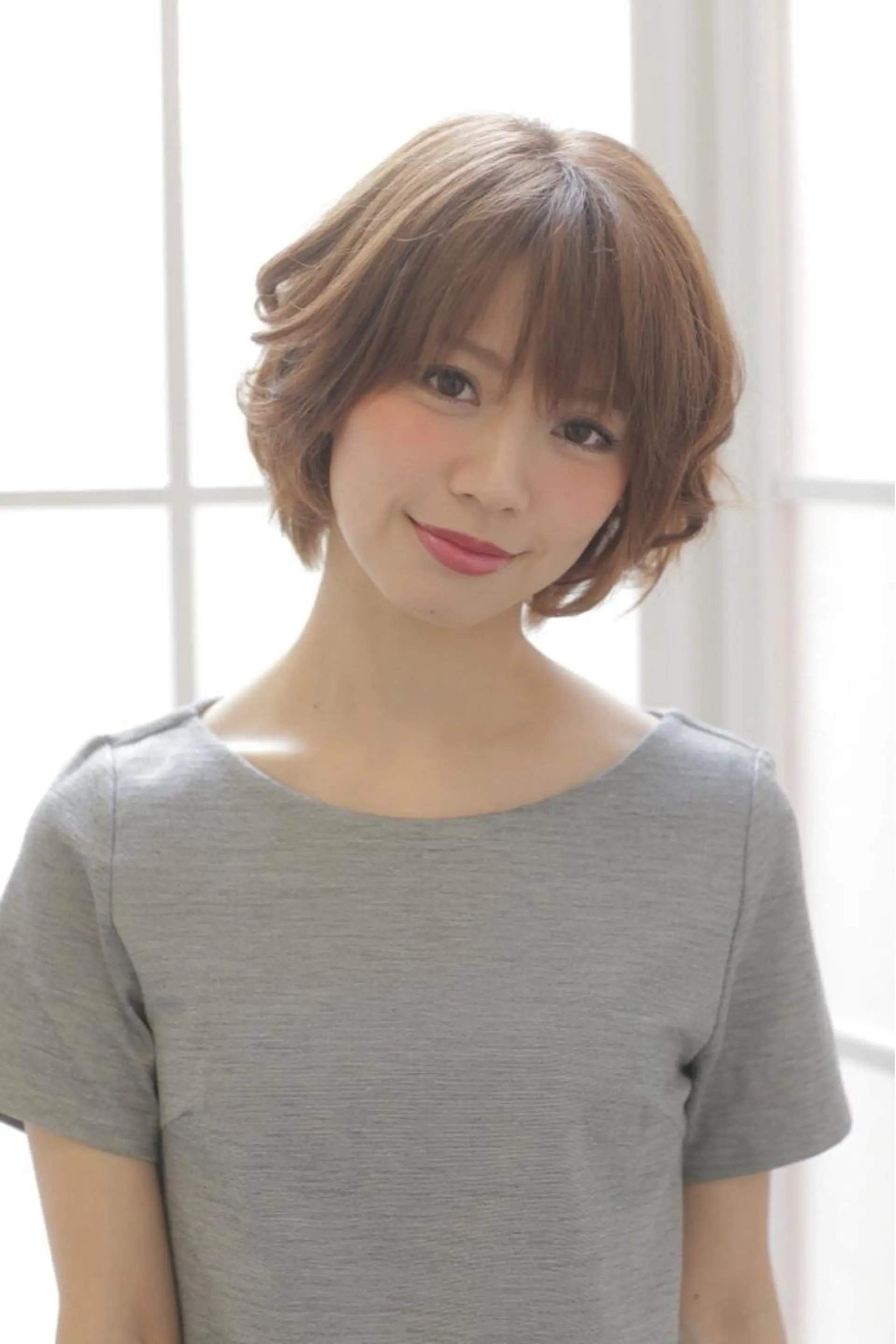 ショート カラー パーマ アッシュ 黒髪 ハイトーンカラー 小顔カット エイト ウメダのヘアスタイル