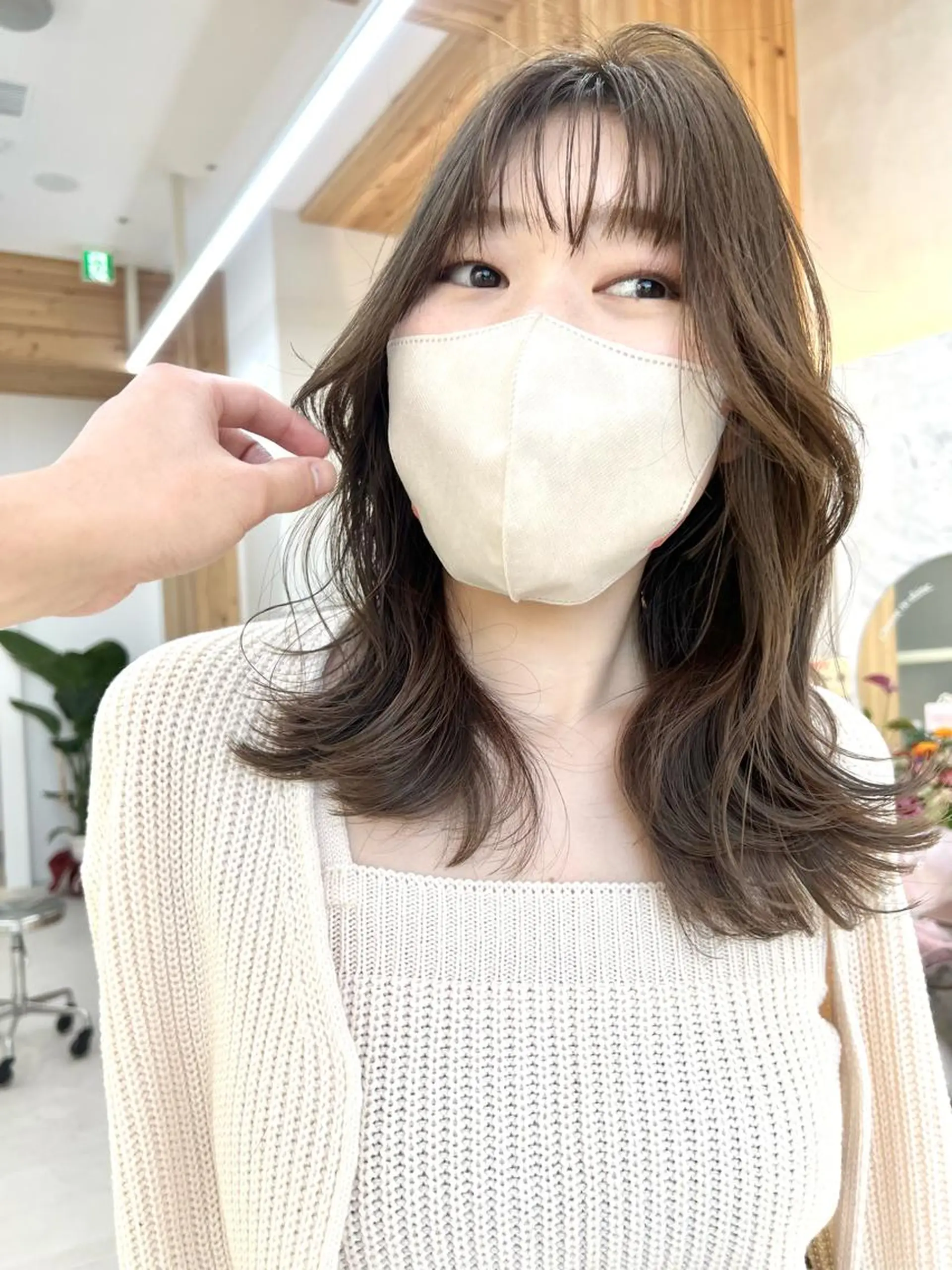 ミディアム カラー 切りっぱなしボブ ベージュカラー ブリーチ グレージュ ハイトーンカラー カット ヘアカラー トリートメント ニュアンスレイヤー ハイトーンカラーのヘアスタイル
