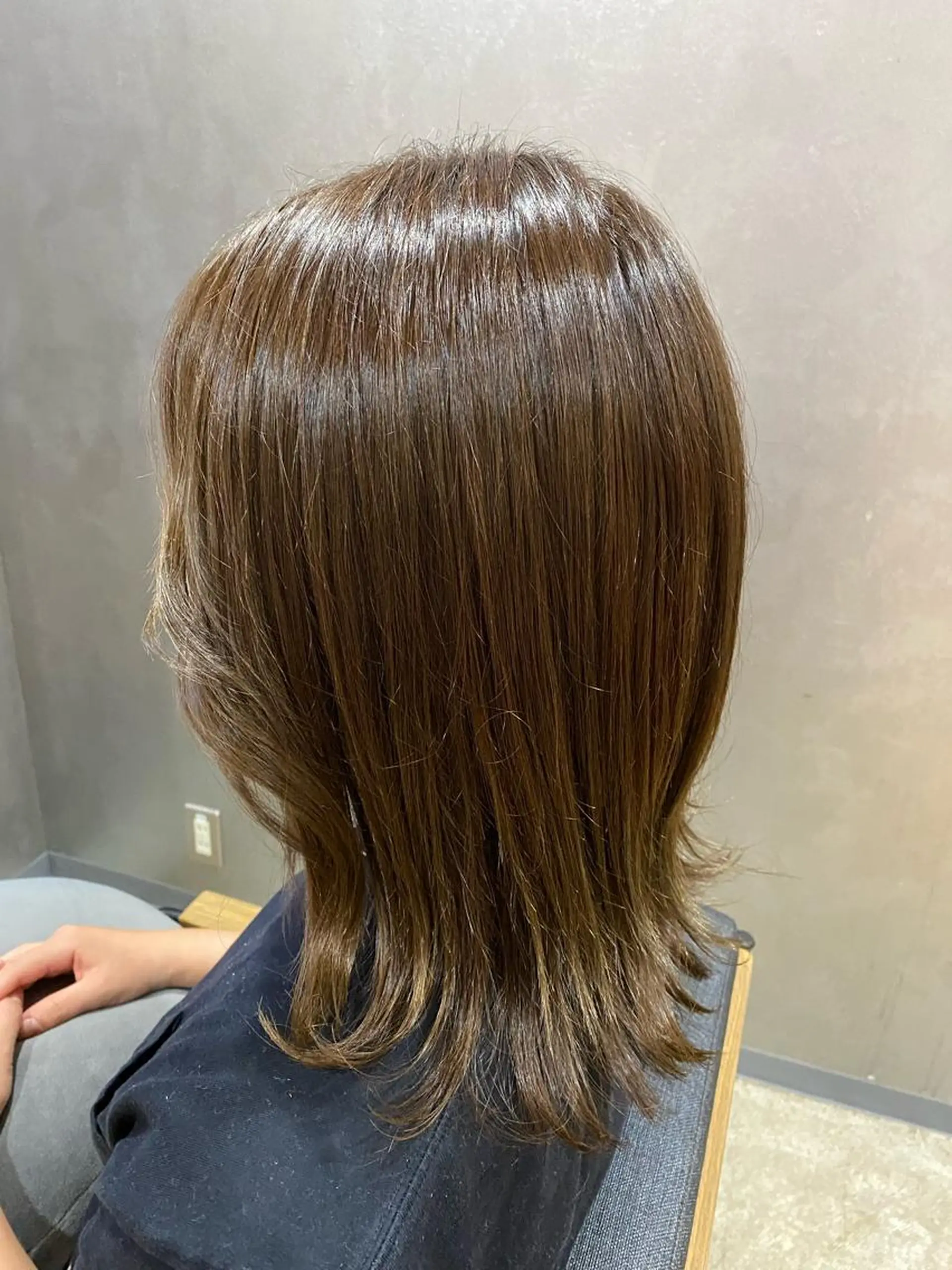 ミディアム カラー 新谷 茉璃のヘアスタイル
