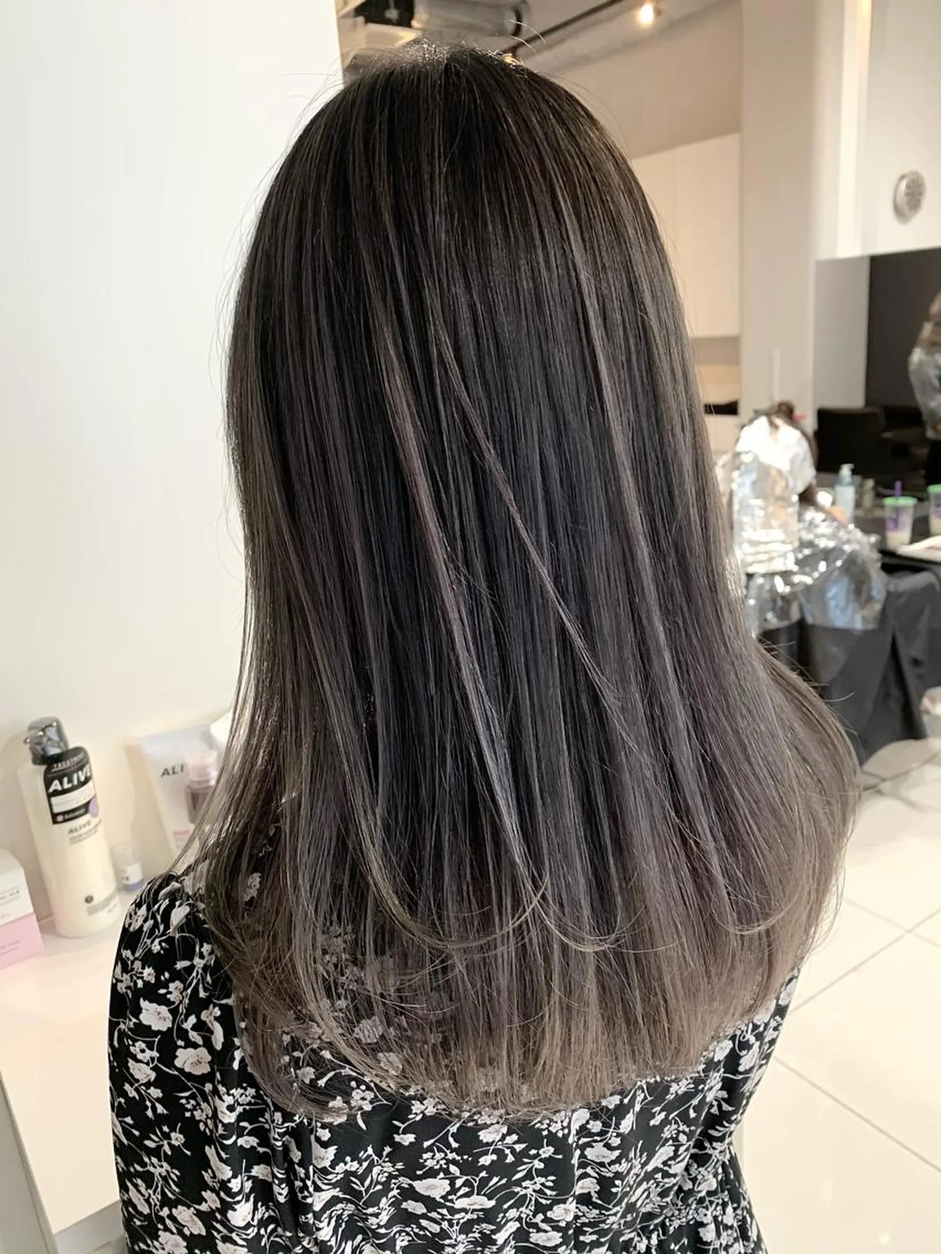 セミロング カラー ヘアアレンジ 切りっぱなしボブ バレイヤージュ 黒髪 グラデーションカラー ハイライトカラー 髪質改善land千葉所属・阿部 圭悟のヘアスタイル
