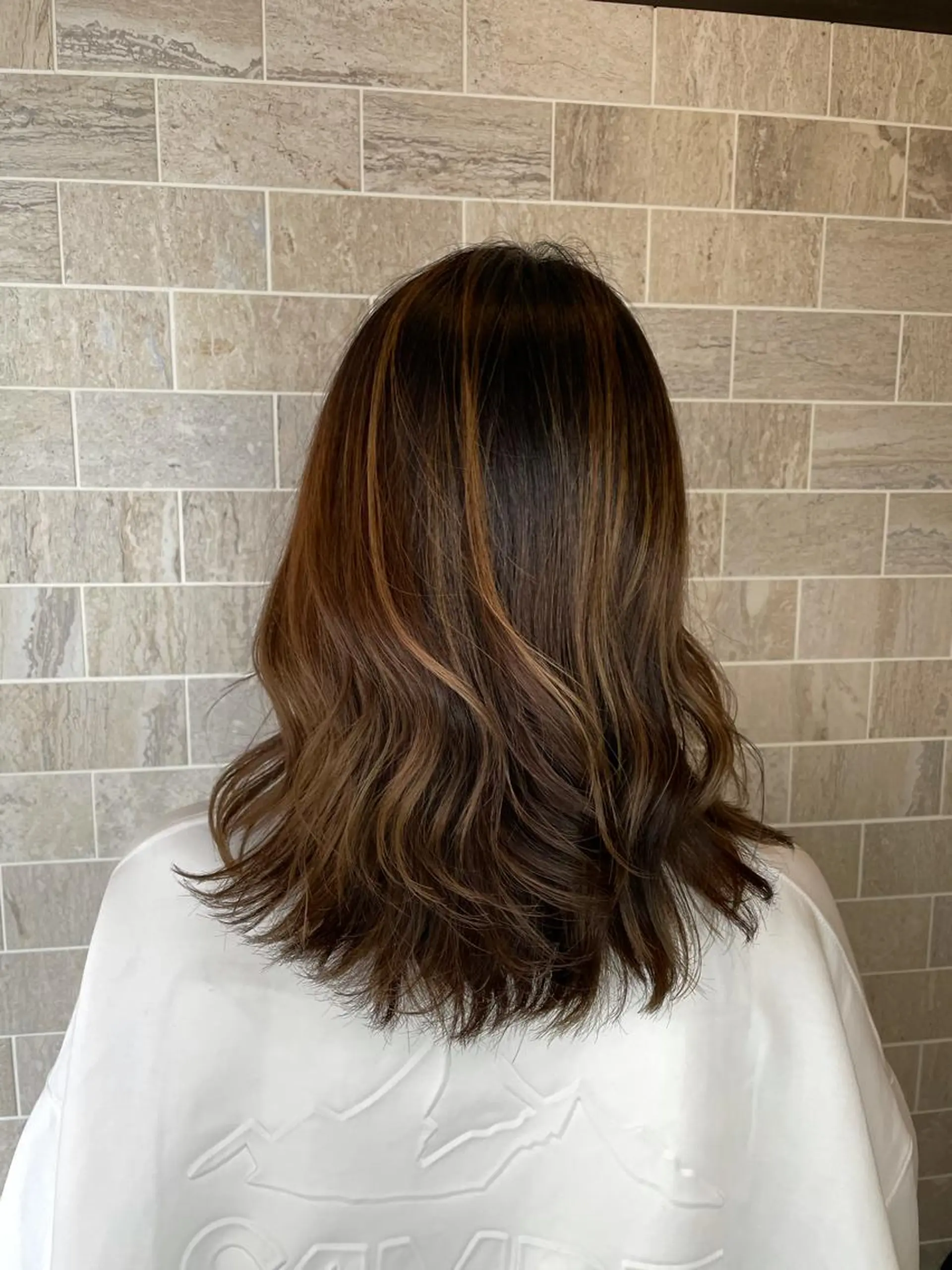 セミロング ブリーチ毛矯正.髪質 改善.髪にドラマをのヘアスタイル