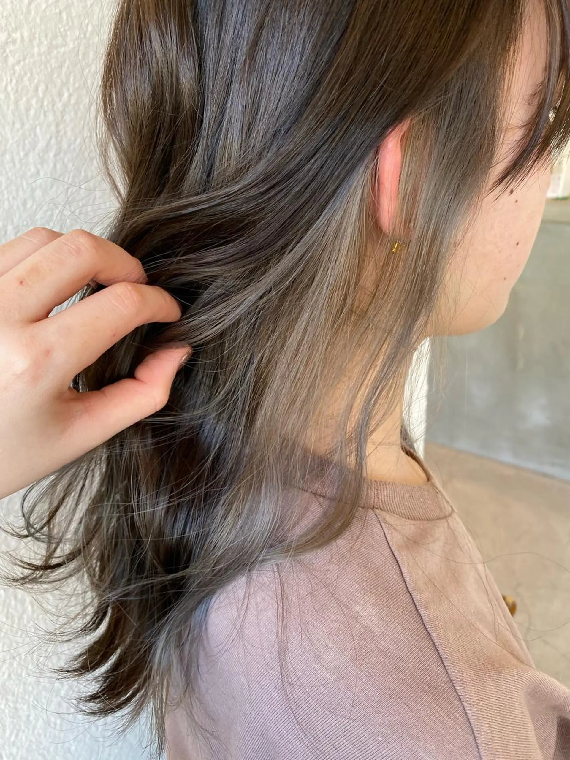 セミロング カラー ブリーチ インナーカラー シルバー ヘアカラー 入江 志穂のヘアスタイル