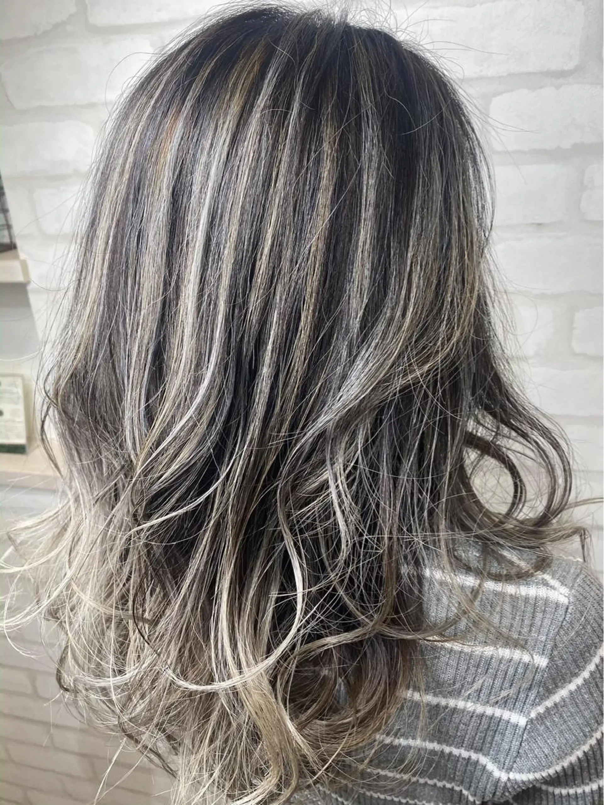 ミディアム シールエクステ エクステ 外国人風カラー ハイライト 韓国風ヘア 西口徒歩20秒　寒色 カラーミディアムヘアのヘアスタイル