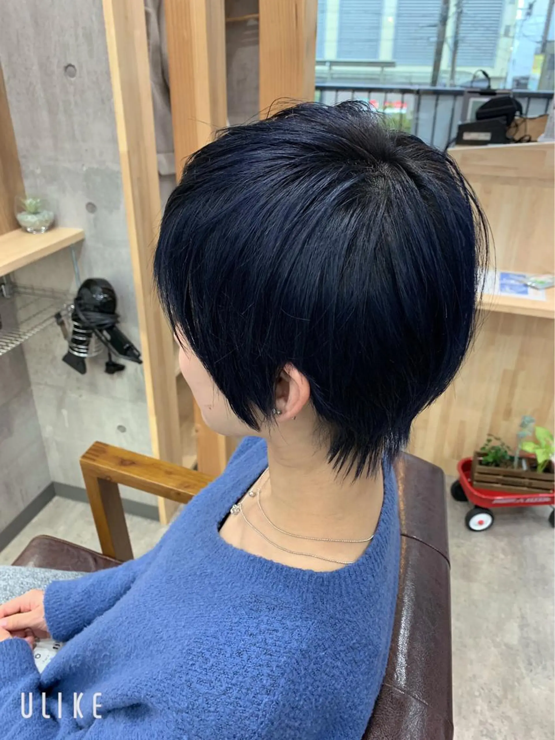 ショート カラー バレイヤージュ 黒髪 ブリーチ ブルーカラー ブルーブラック カット ヘアカラー hair salon mementoのヘアスタイル