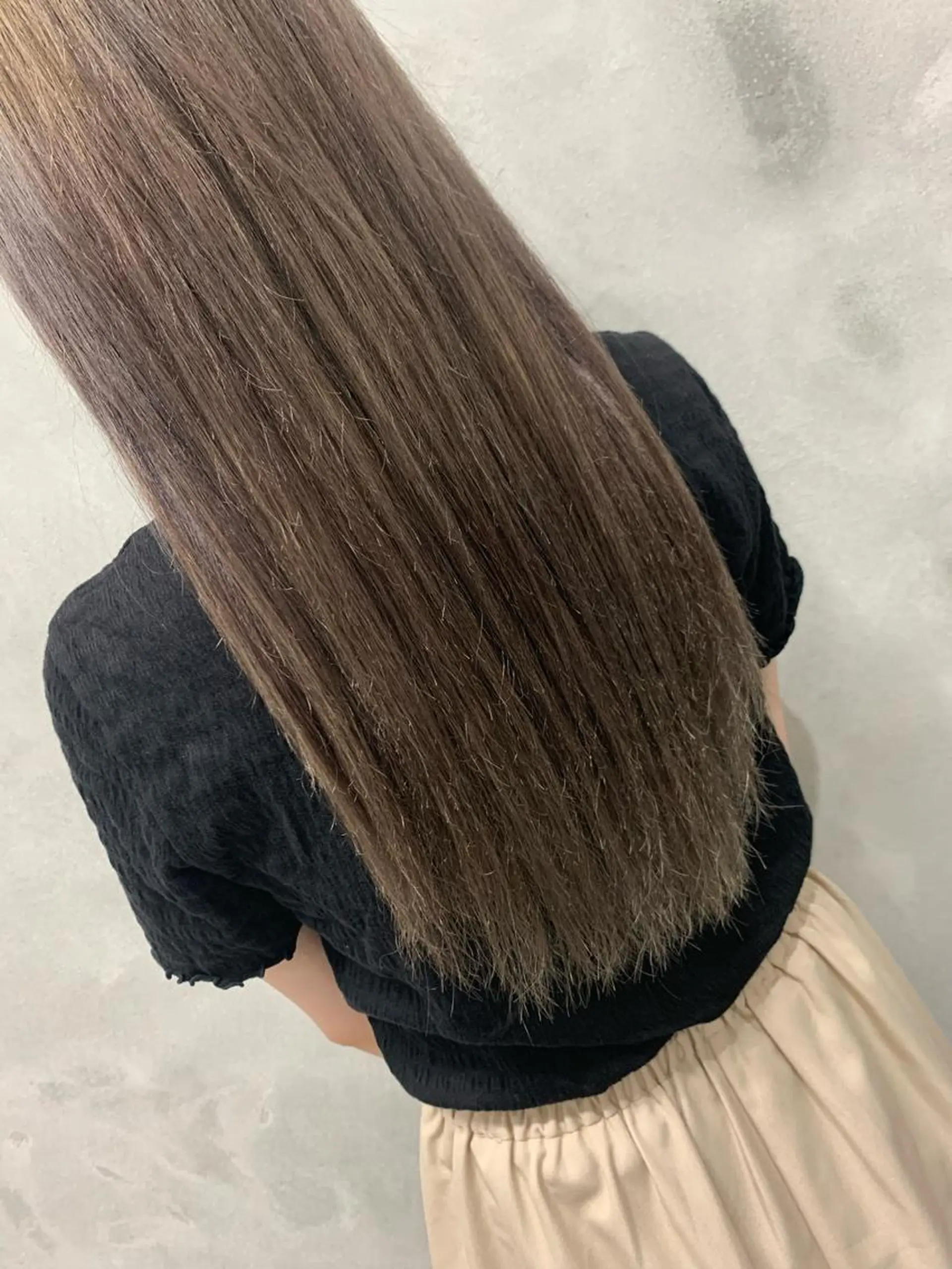 ロング カラー グレージュ カーキグレージュ 佐々木 芽衣のヘアスタイル