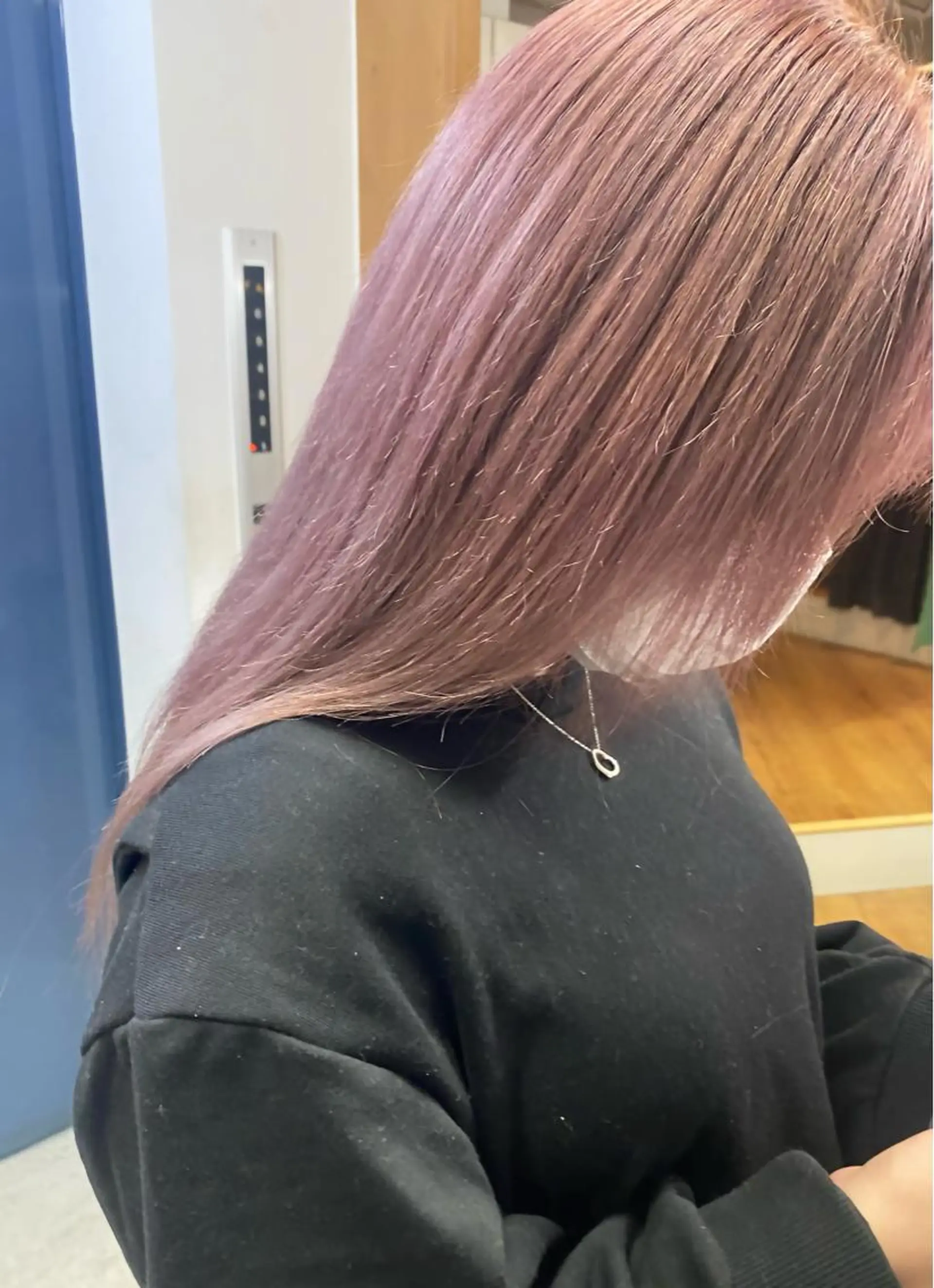 ロング ヘアカラー ミルクティーベージュ outaのヘアスタイル