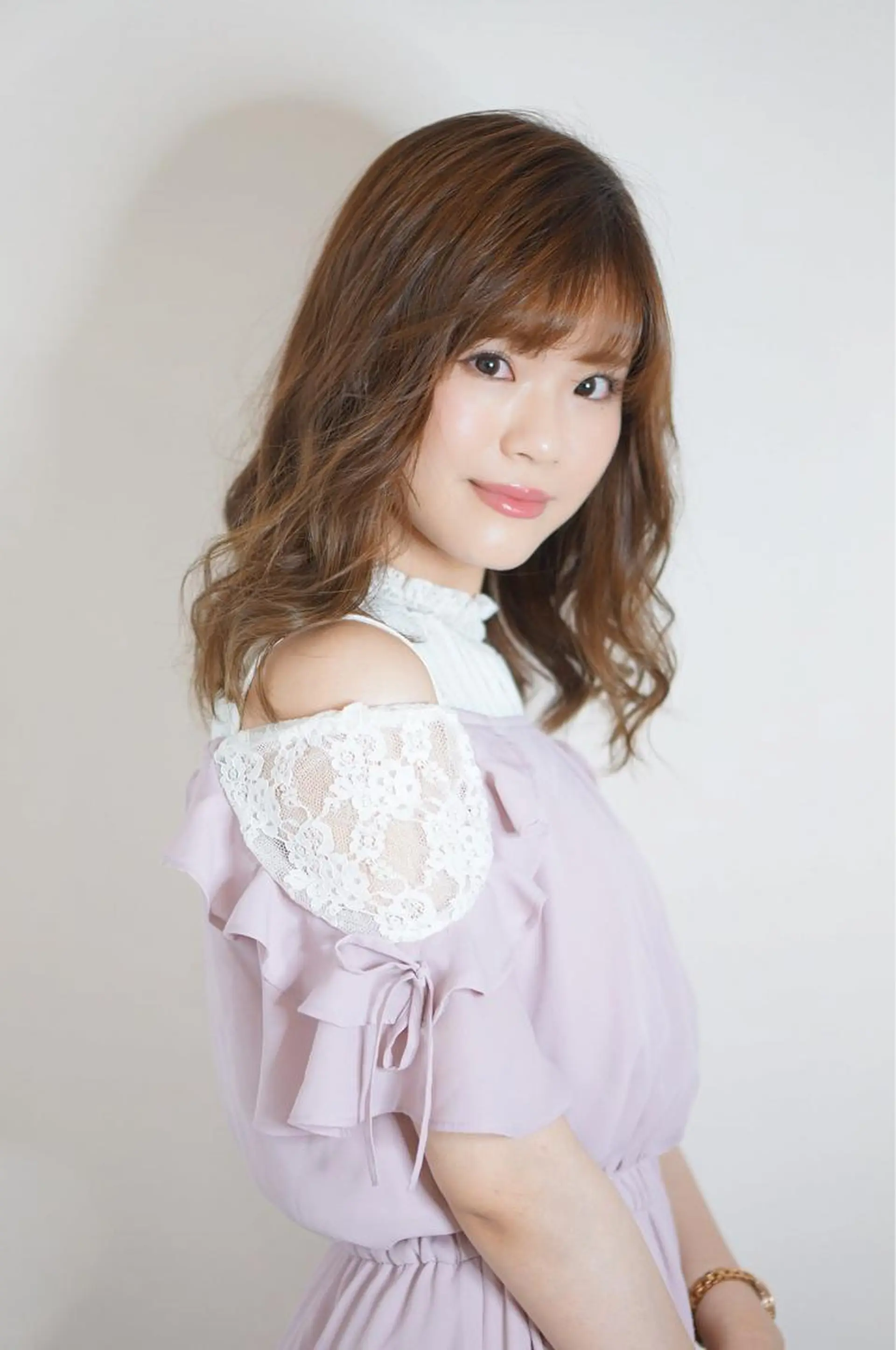 ミディアム 足立 磨咲のヘアスタイル