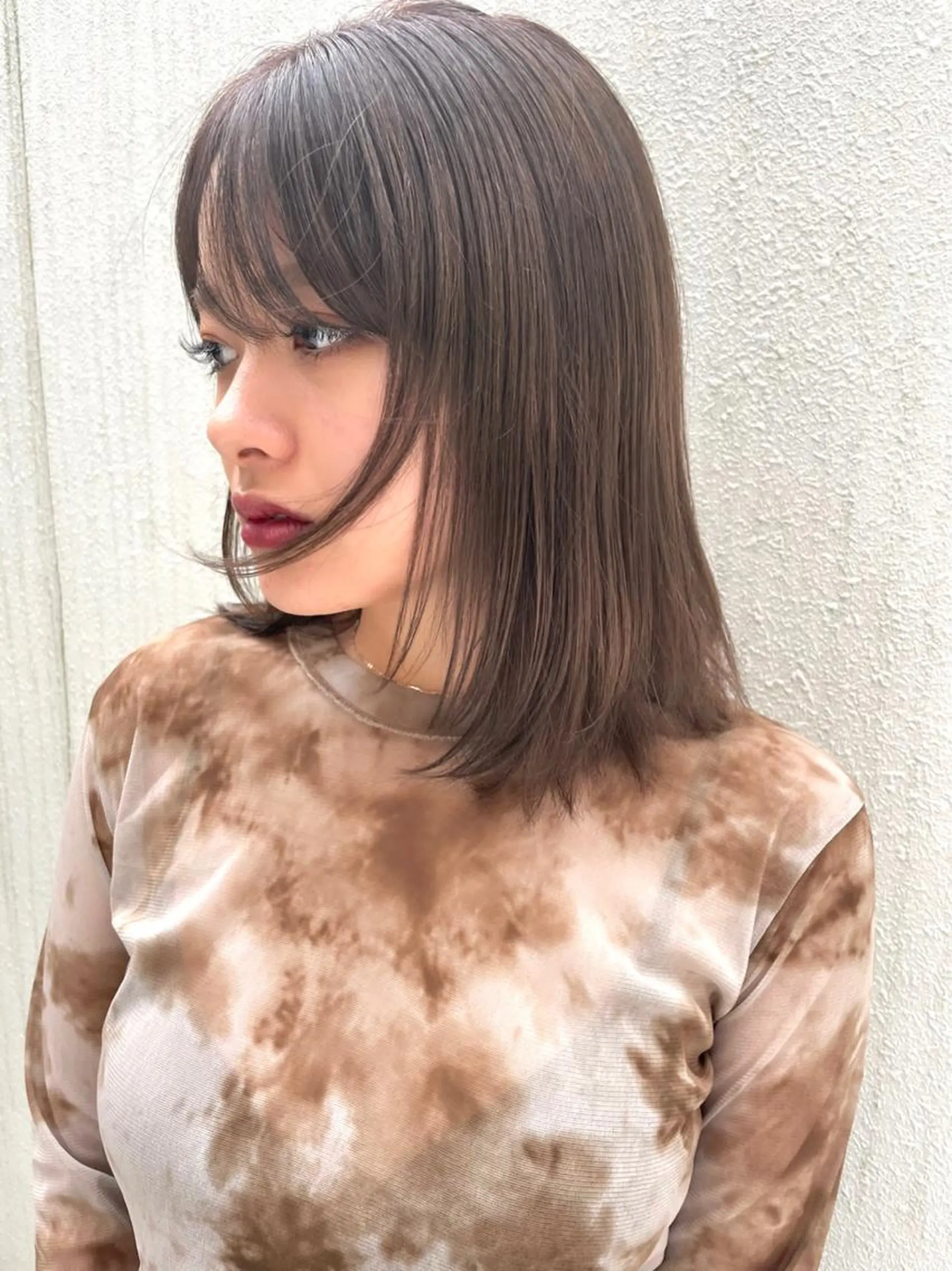 ミディアム カラー レイヤー　べージュ 白石研太のヘアスタイル