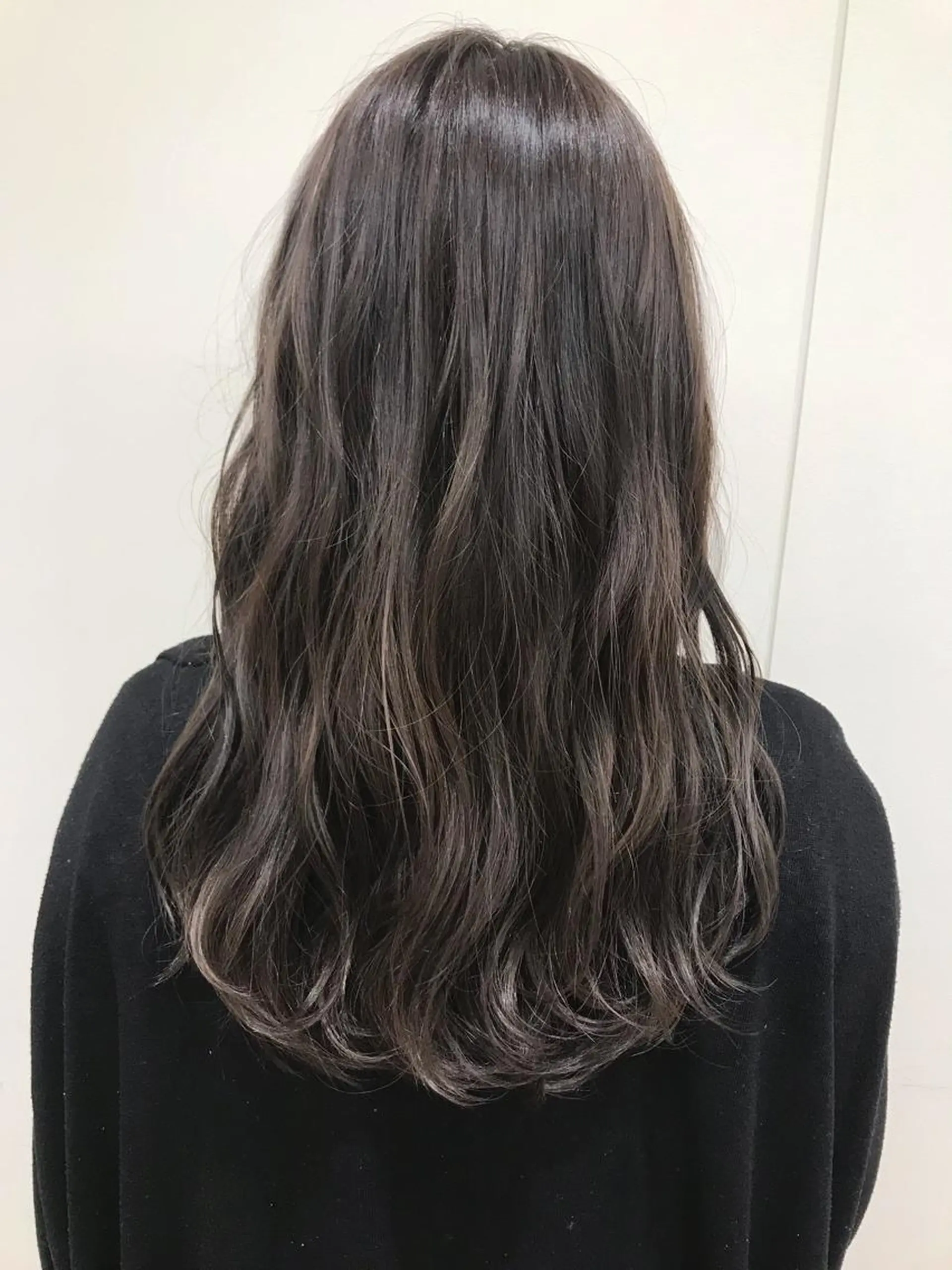 セミロング カラー グレージュ ケアブリーチ 坪井佑樹のヘアスタイル