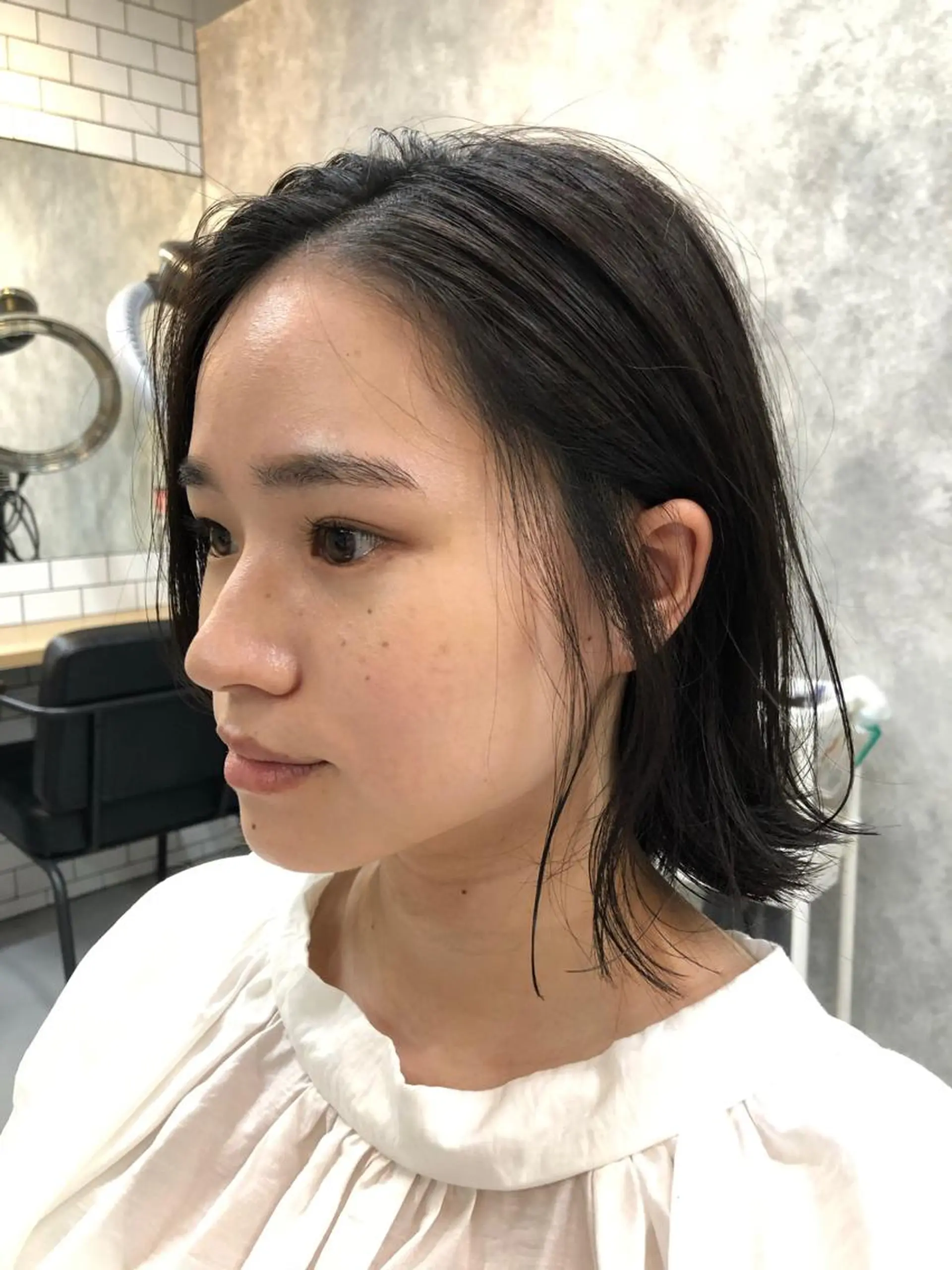 ミディアム カラー グレージュ ネイビーカラー YURIA .のヘアスタイル