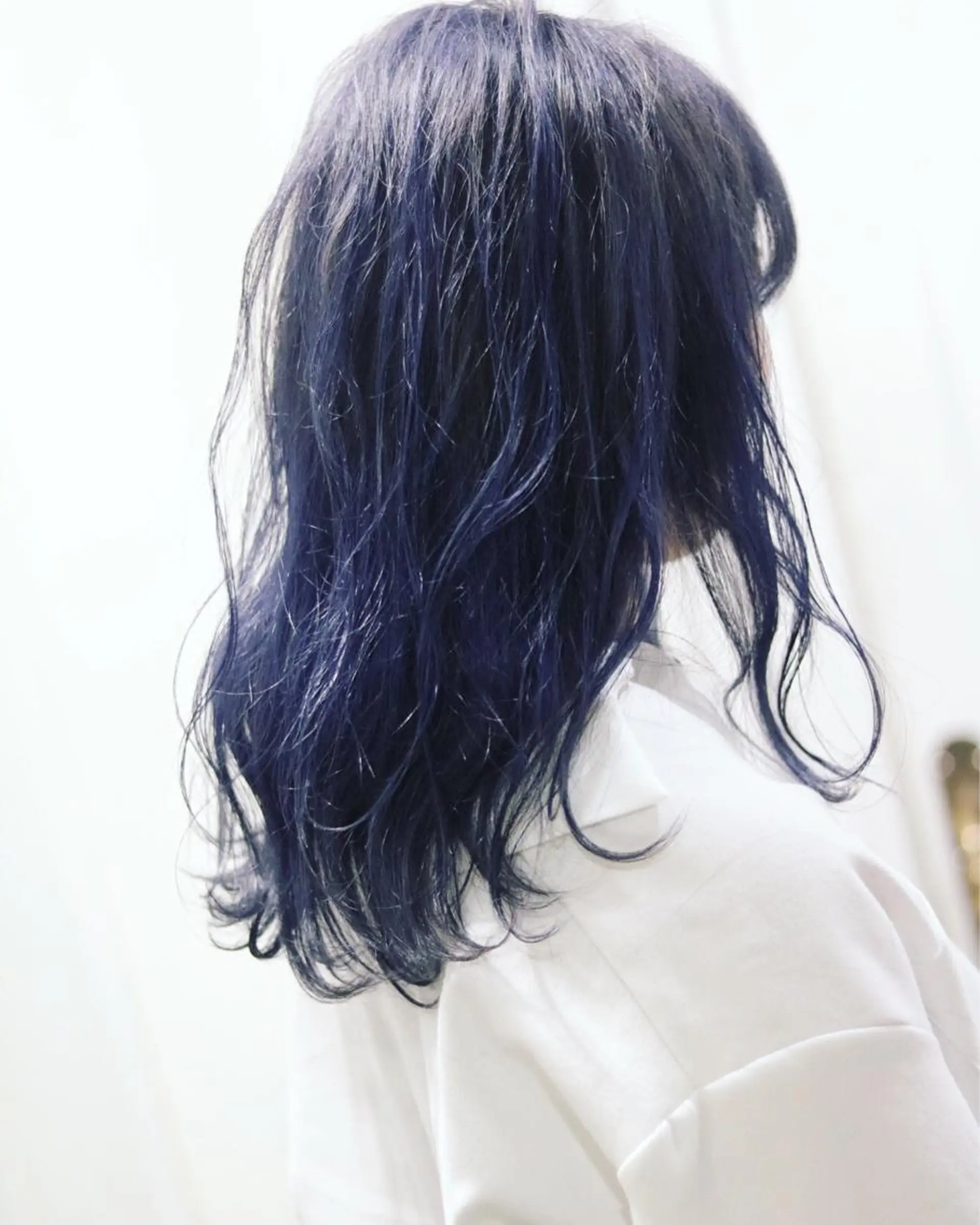 ミディアム カラー パーマ ヘアアレンジ ブルーカラー ネイビーカラー youres hair 新宿3丁目店所属・新宿.代表.透け髪 TAKAケアブリーチのヘアスタイル