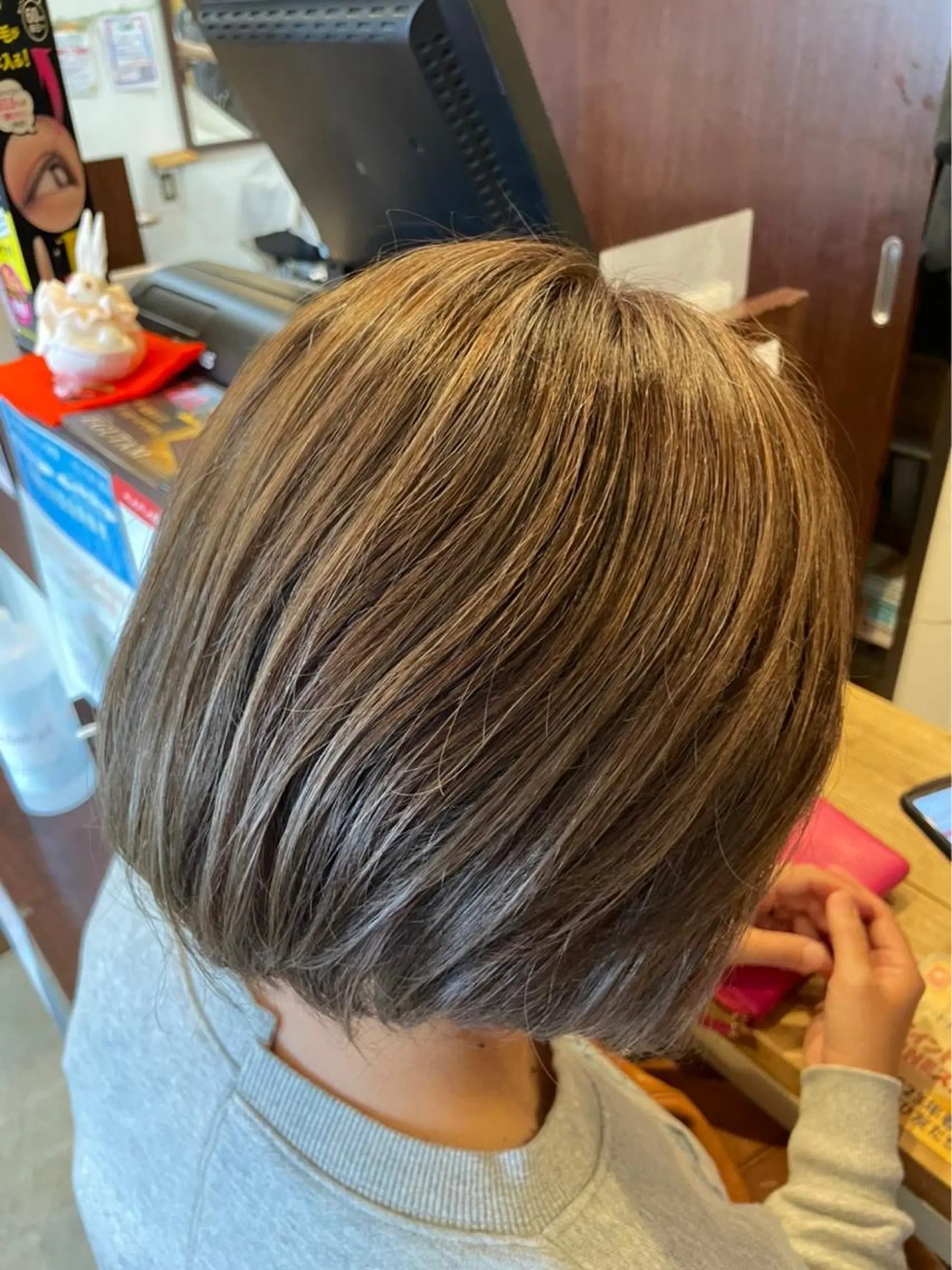 ショート カラー ハイライトカラー シルバー ハイライト 美容室 Jフィドルファドル所属・わきた かずなのヘアスタイル