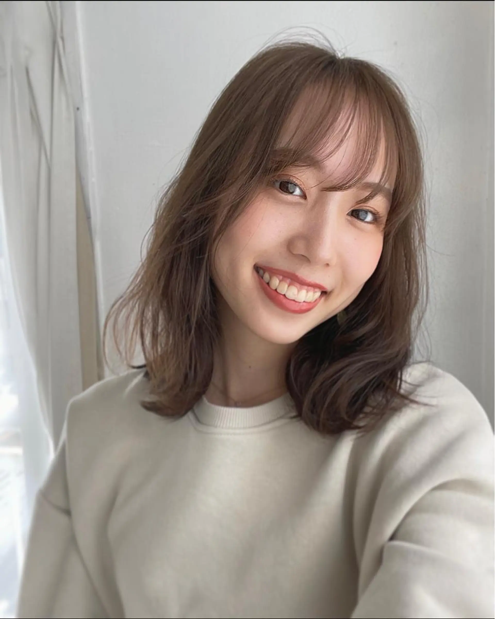 ミディアム カラー ネイル アッシュ ベージュカラー ハイライトカラー オレンジ ハイライト カット ヘアカラー トリートメント 佐々木 シホミのヘアスタイル