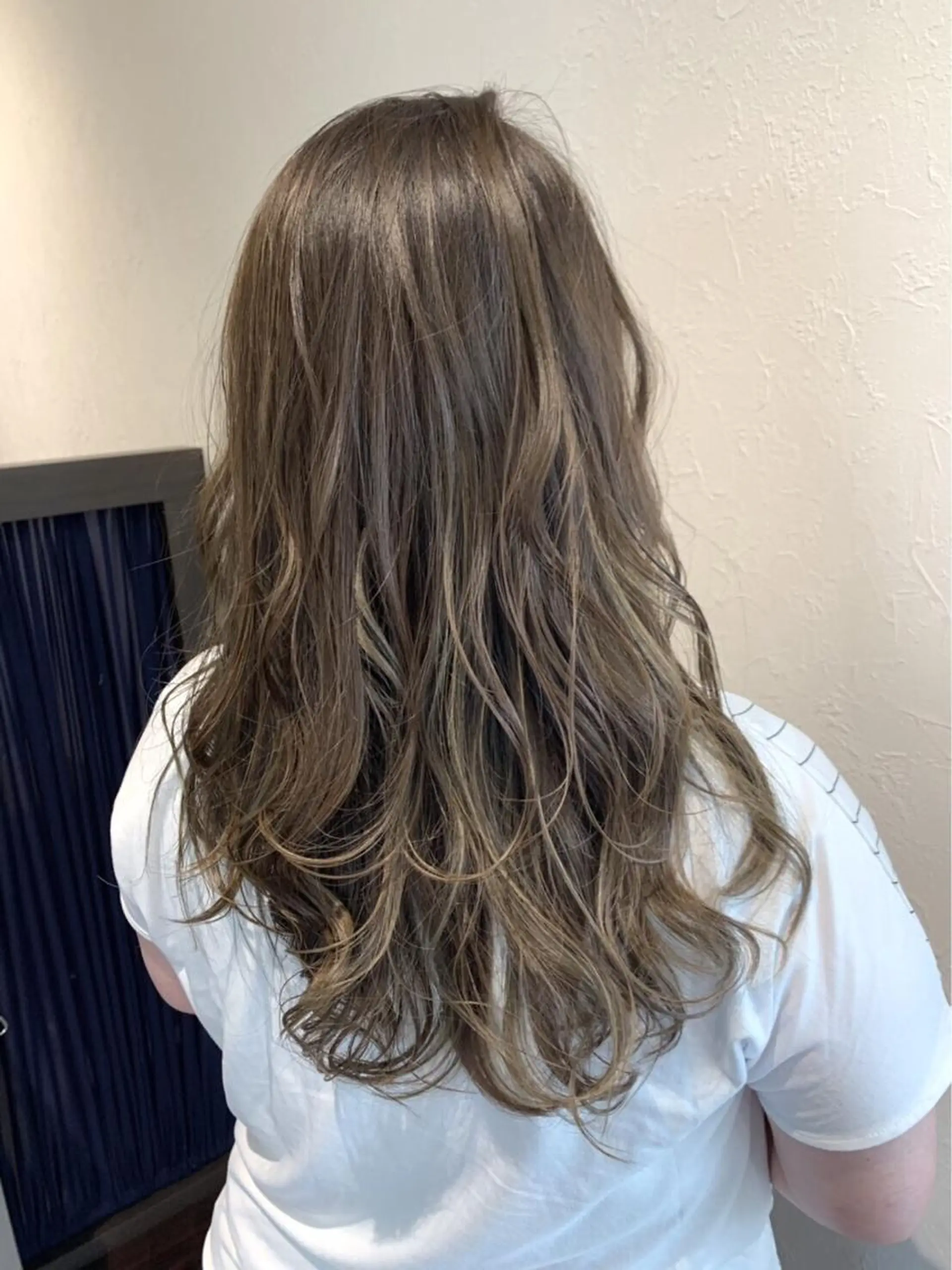 ロング カラー アッシュ ベージュカラー ハイライトカラー ハイライト カット ヘアカラー トリートメント シェアサロンR所属・川合 勇気のヘアスタイル