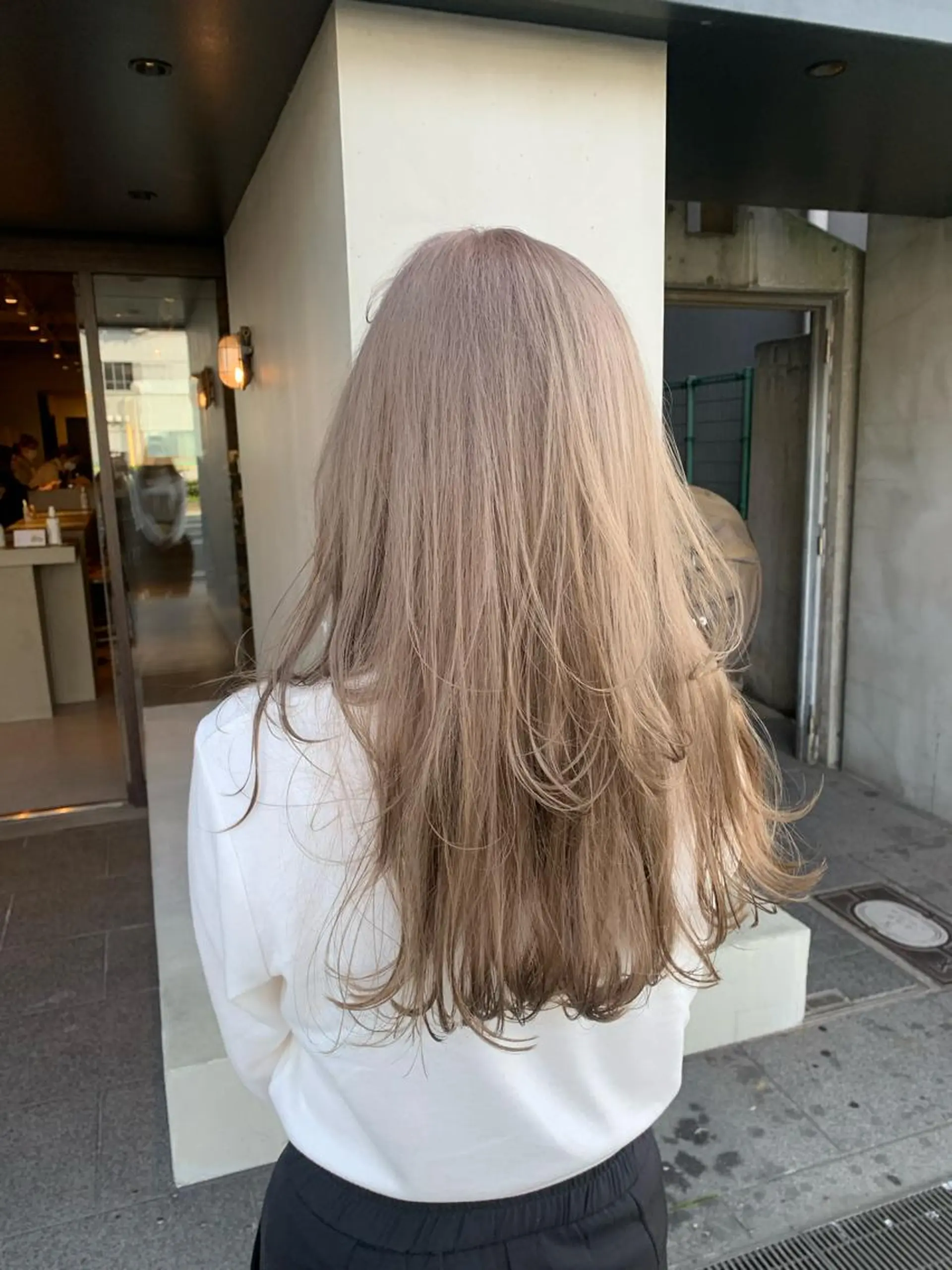 ロング カラー グレージュ ロング ウルフカット ヘアカラー 福崎 真奈のヘアスタイル
