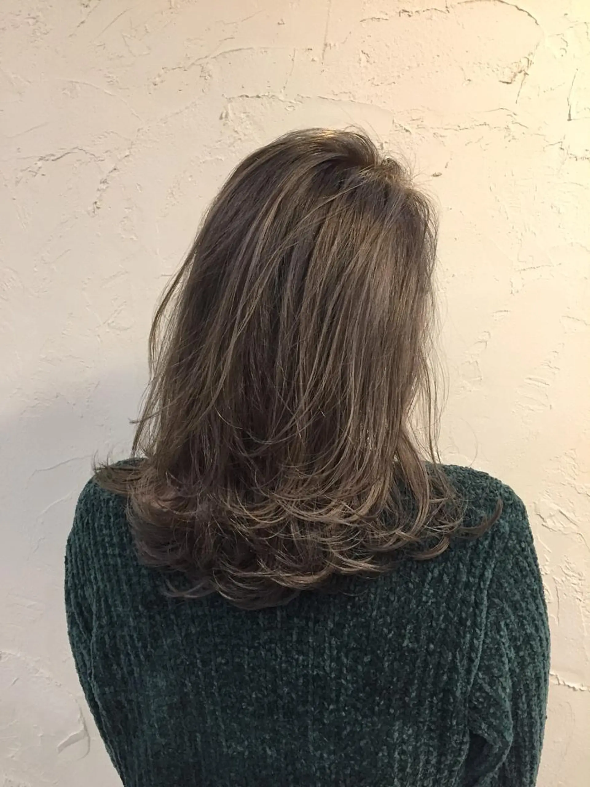 ミディアム カラー ブリーチ カット ヘアカラー 韓国レイヤー外国人風 透明感カラー髪質改善のヘアスタイル