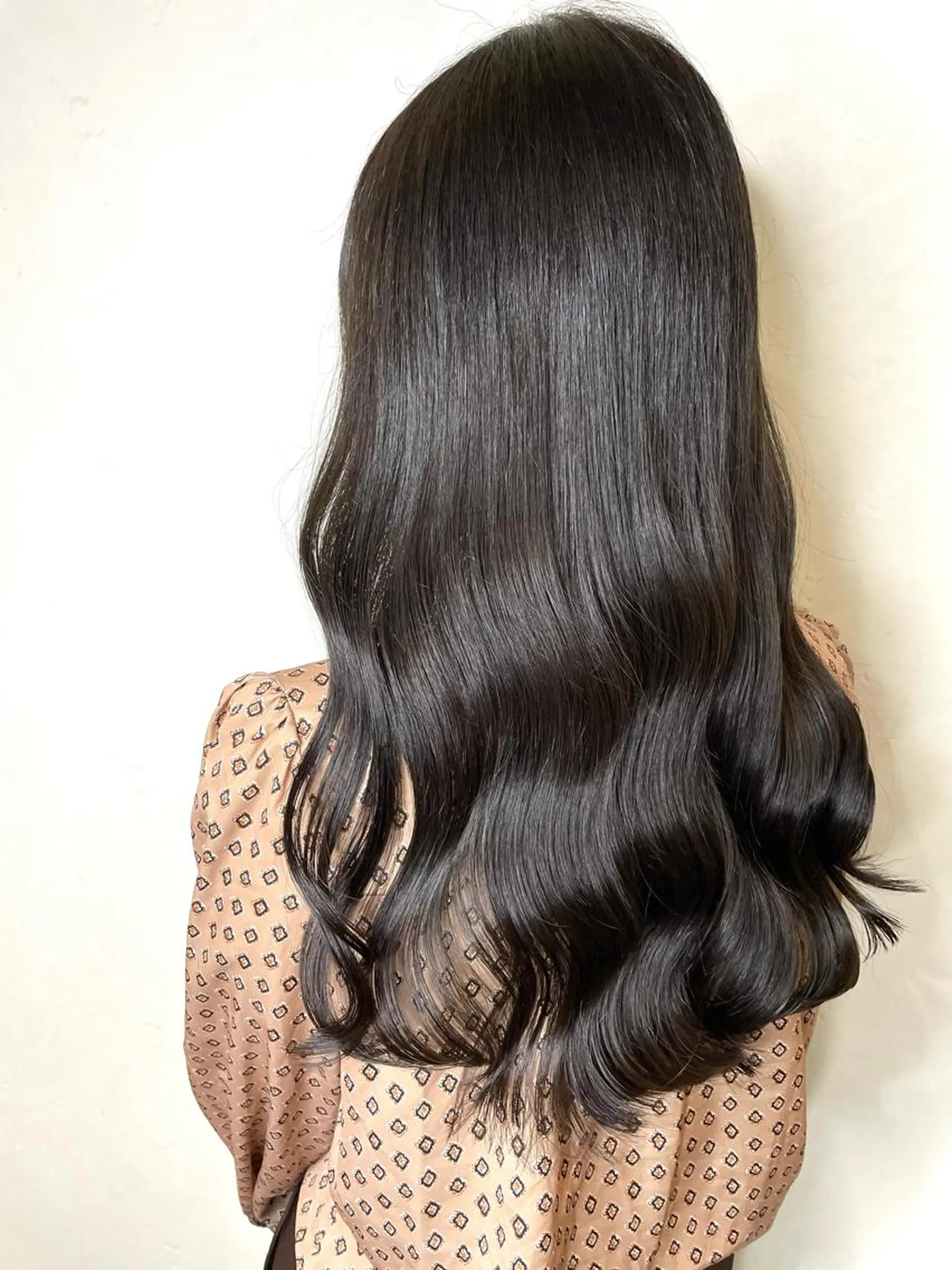 ロング カラー ベージュカラー 黒髪 ブリーチ ブルーカラー ブルーブラック カット ヘアカラー トリートメント ブリーチなしカラー 特化　　kaiのヘアスタイル