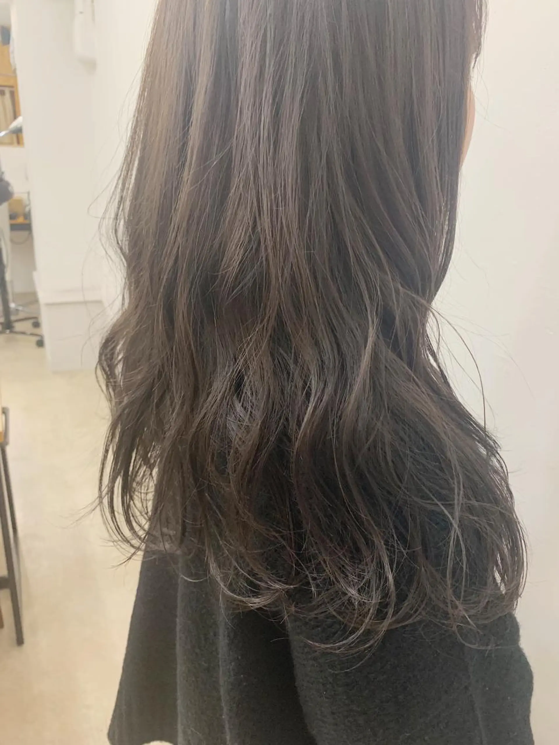 ロング カラー アッシュ ベージュカラー ブリーチ 透明感カラー ブリーチなしカラー ヘアカラー トリートメント chama レイヤーカットのヘアスタイル