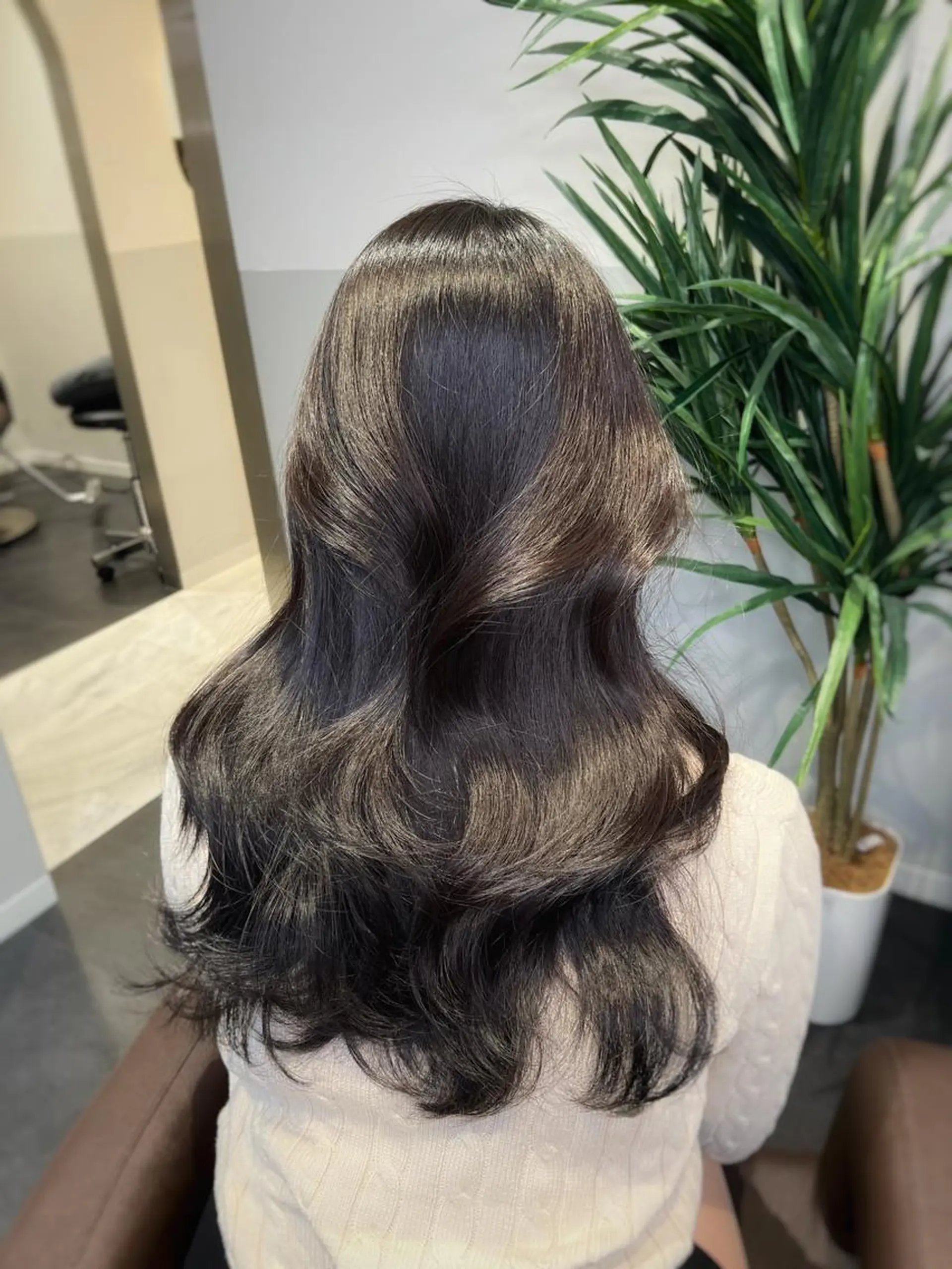 ロング カラー 韓国風カラー くびれヘア 顔周りカット 髪質改善 ヨシンモリ カット ヘアカラー トリートメント SALOWIN east店6F所属・TAKUMI 【美髪特化】のヘアスタイル