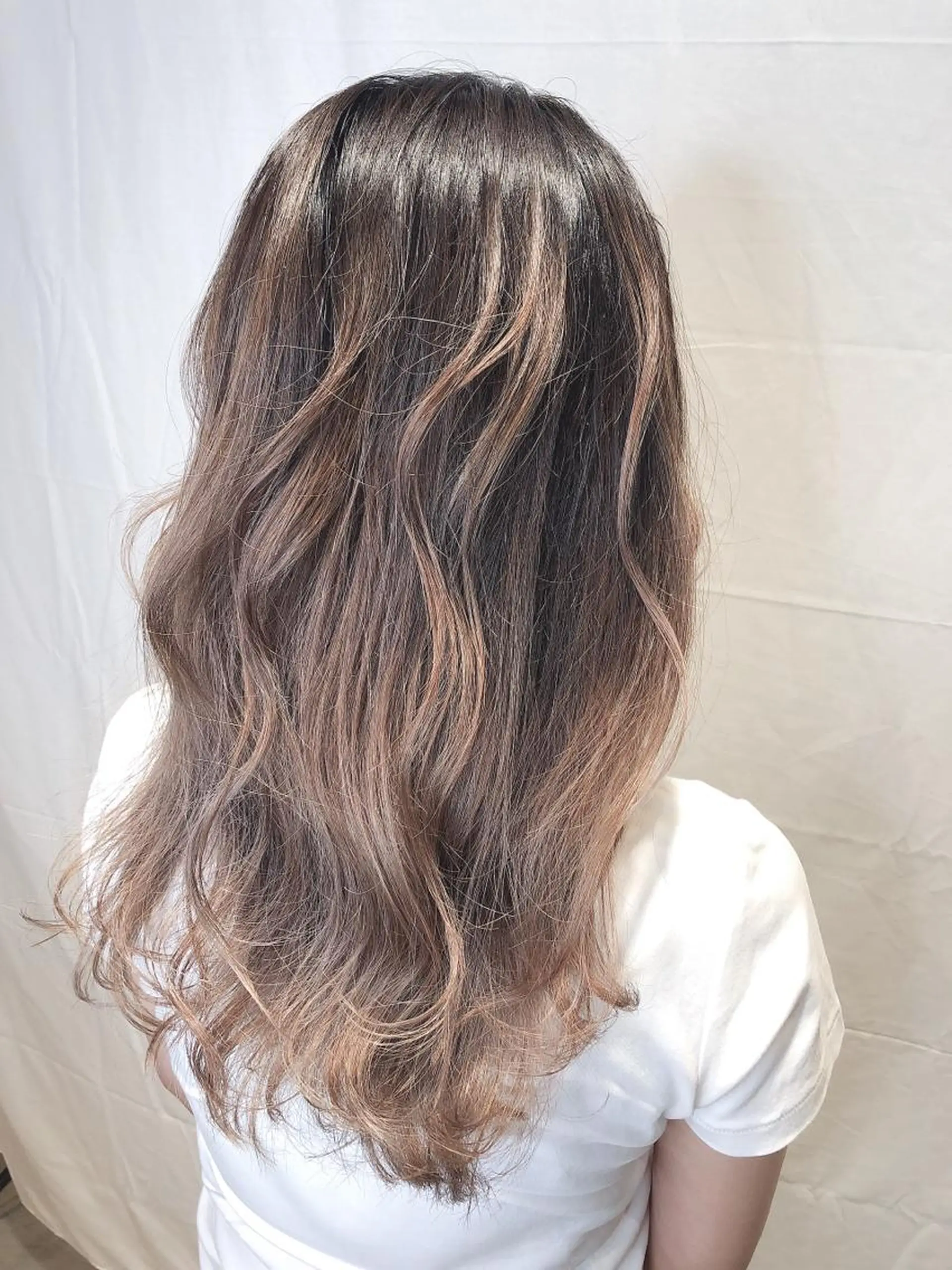ロング カラー バレイヤージュ ベージュカラー レイヤーカット ヘアカラー トリートメント 田中 アキオのヘアスタイル