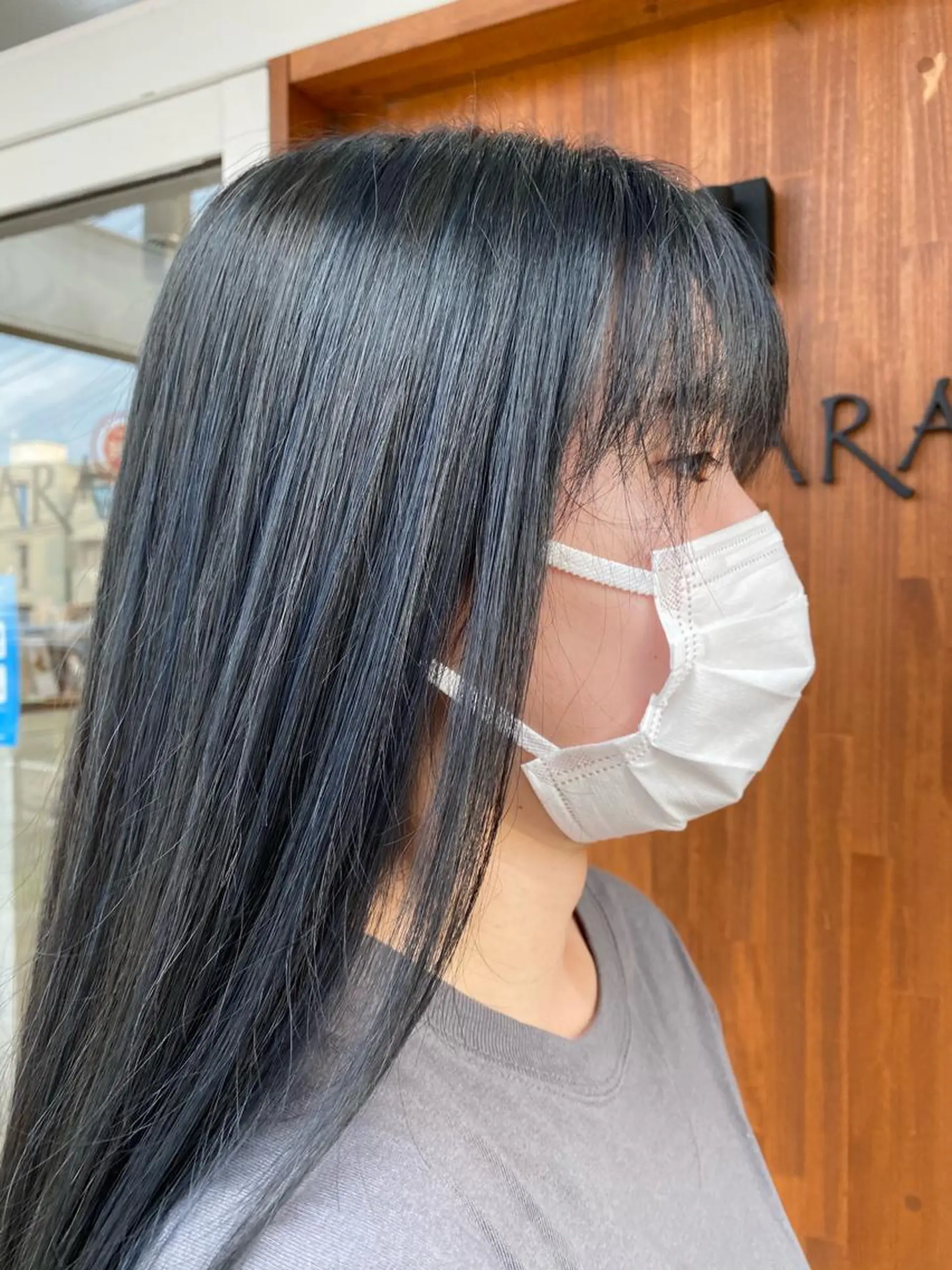 ロング カラー 黒髪 ブルーカラー ブルーブラック 透明感カラー 佐治 梨乃のヘアスタイル