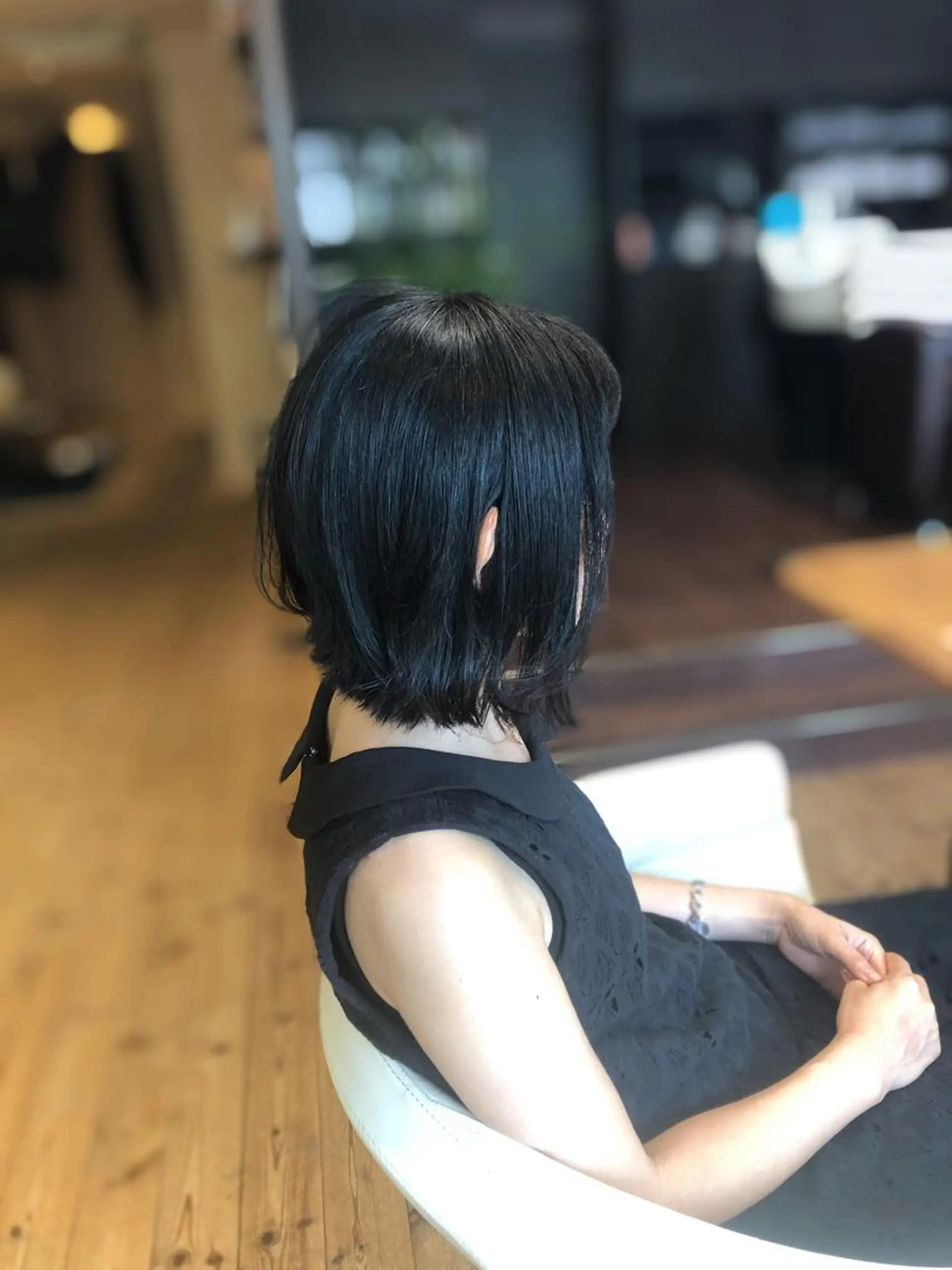ミディアム 切りっぱなしボブ ボブ くびれヘア BEACH　HAIR&NAIL所属・両国駅徒歩1分⭐️ アイロン仕上げのヘアスタイル