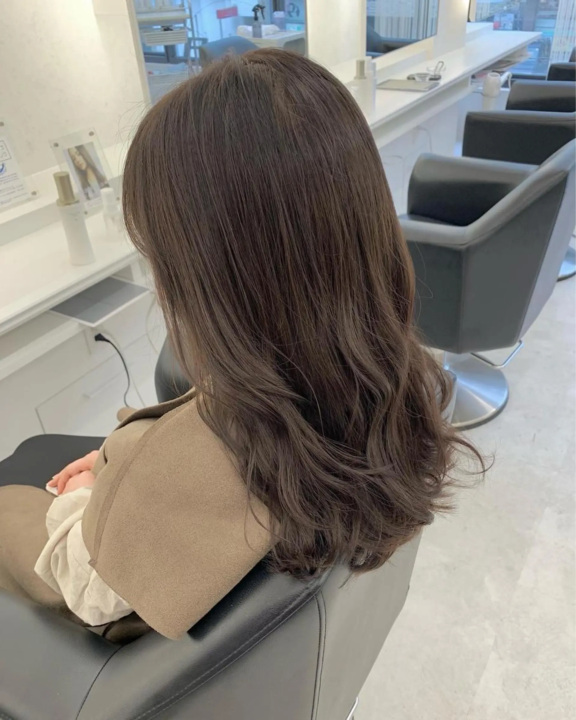 セミロング カラー ベージュカラー オリーブベージュ カット ヘアカラー GOODDAY ヘアサロンのヘアスタイル