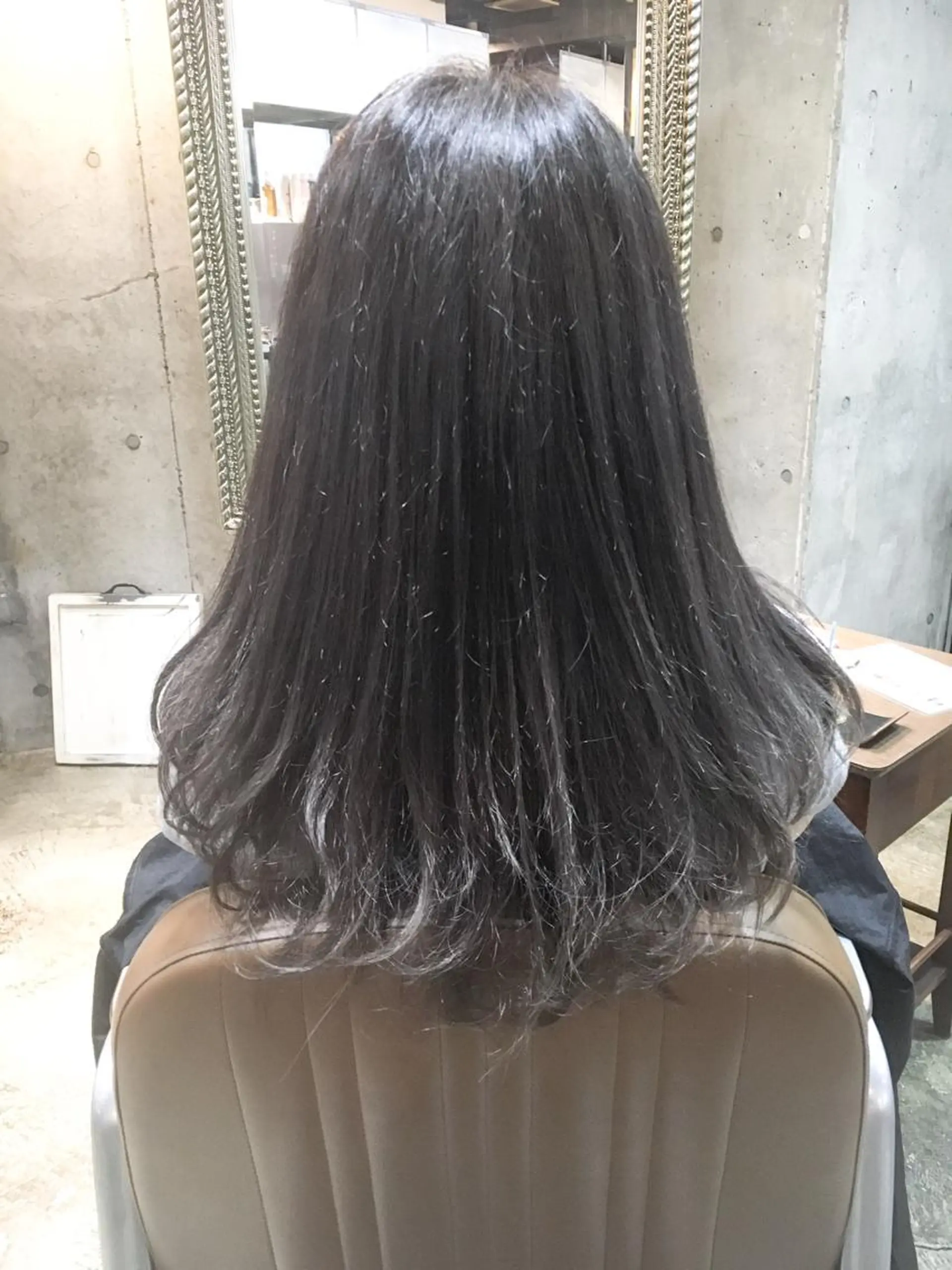 ロング カラー ダークグレー ダークグレージュ グラデーションカラー グレージュ 北條 優輝のヘアスタイル