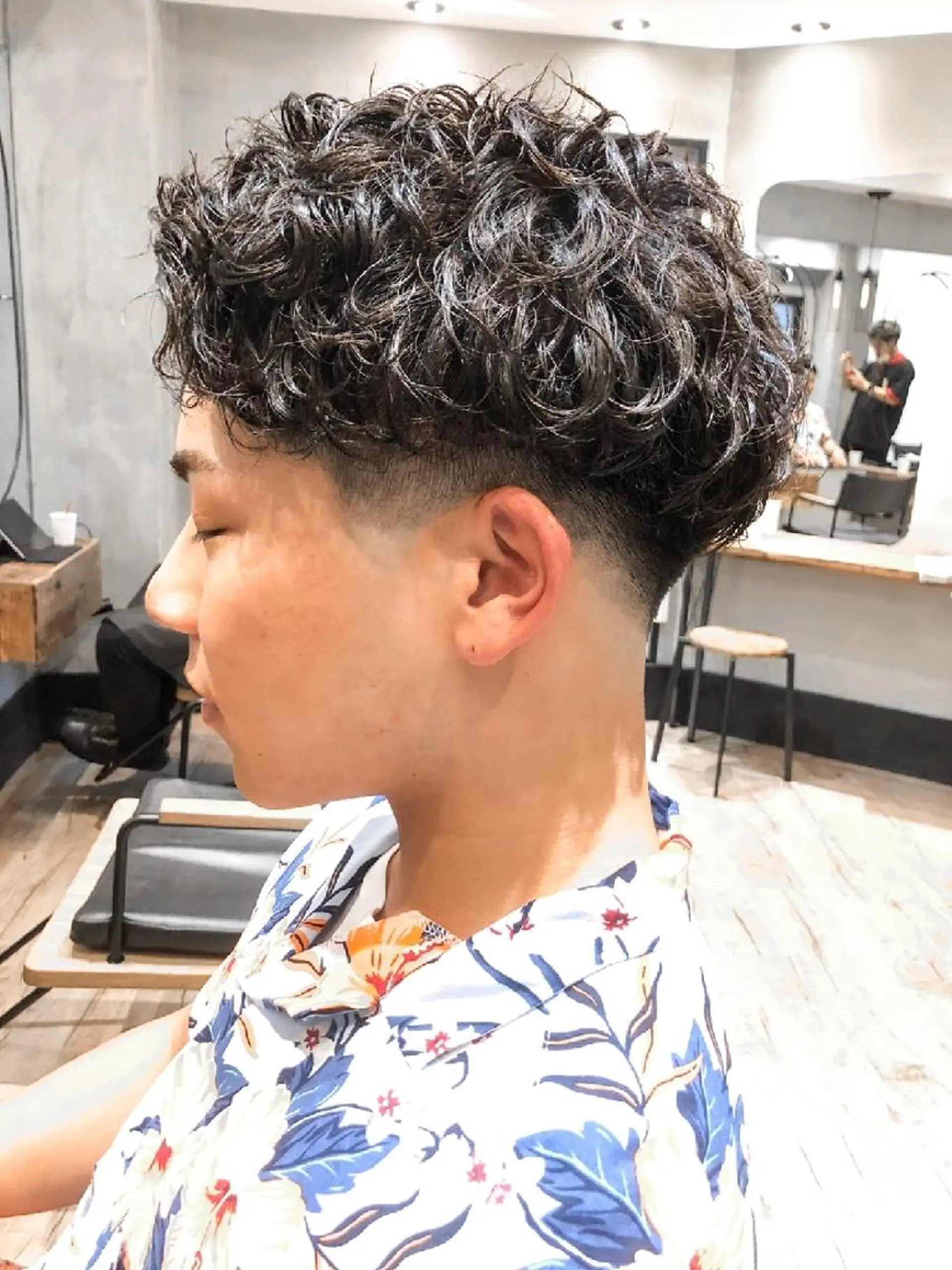 ショート パーマ メンズ フェードカット メンズパーマ スキンフェード メンズツイストパーマ ツイストパーマ lana hair 新宿 髪質改善トリートメント 新宿三丁目 【ラナヘアー】所属・新宿メンズパーマ TAKEメンズカットのヘアスタイル