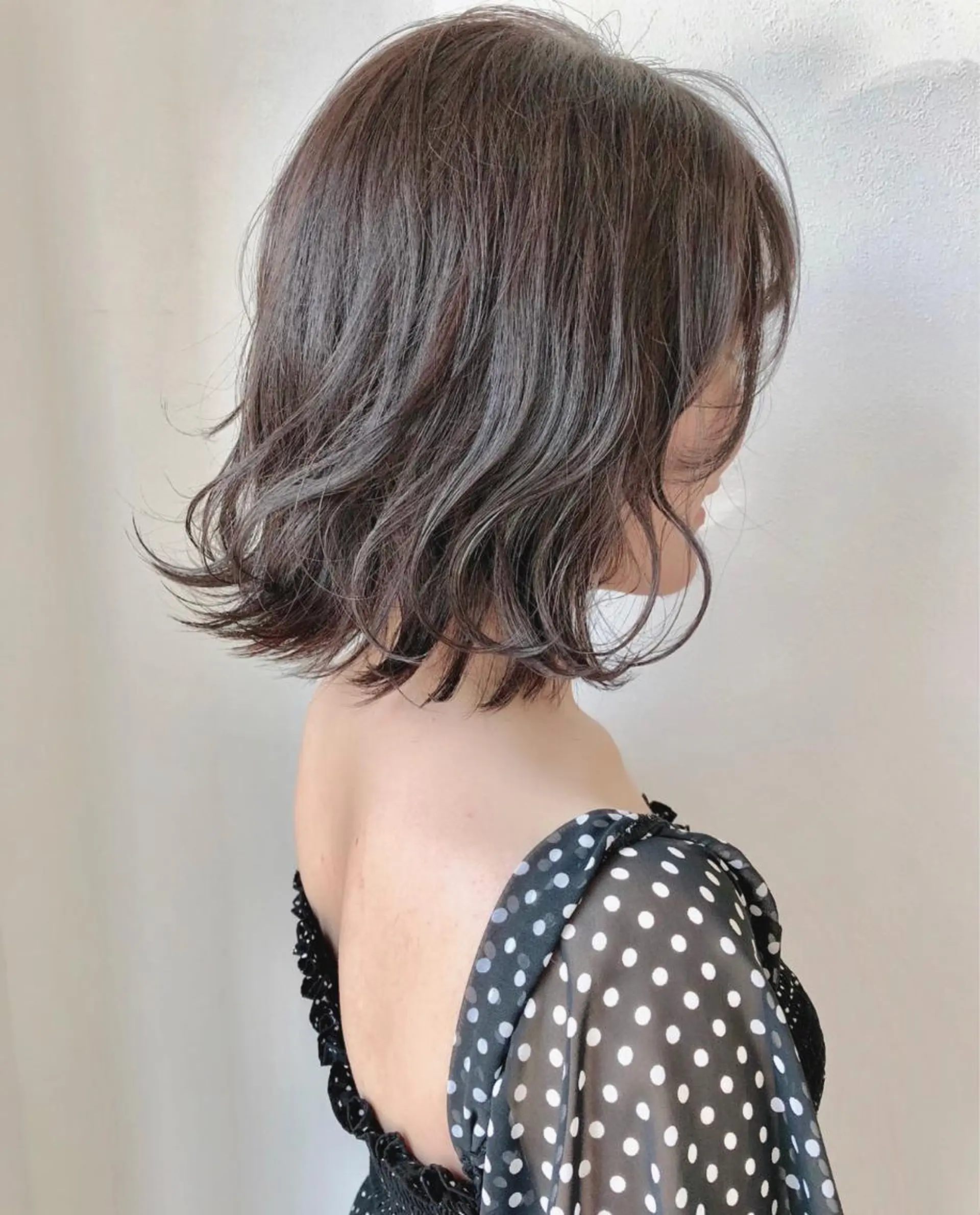 ミディアム カラー ブリーチ 透明感カラー グレージュ ブリーチなしカラー カット ヘアカラー 岩田 萌那のヘアスタイル